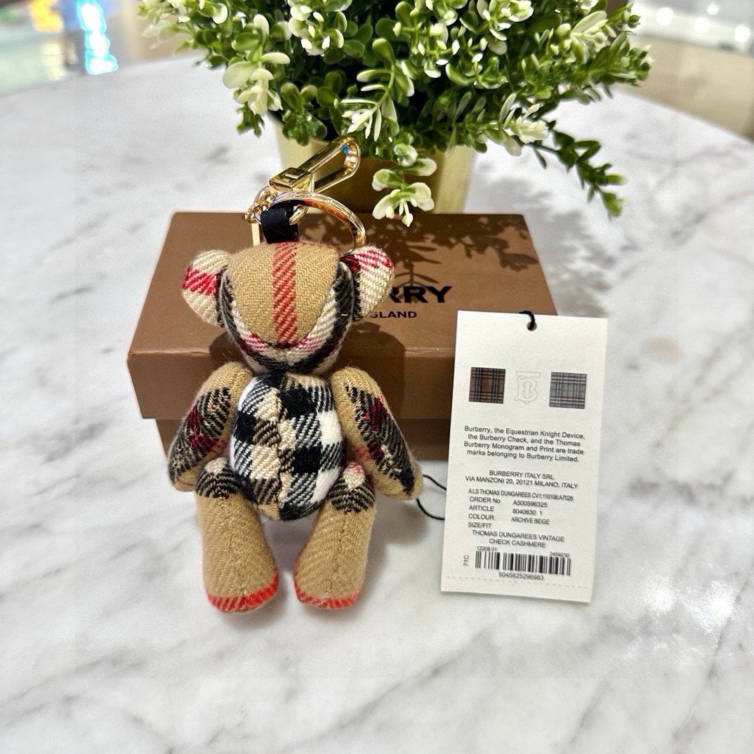 Burberry Velvet Teddy Bear Keychain: High-Quality, Symmetrical Design, Soft Fabric, Toxic-Free Filling - 图片 6