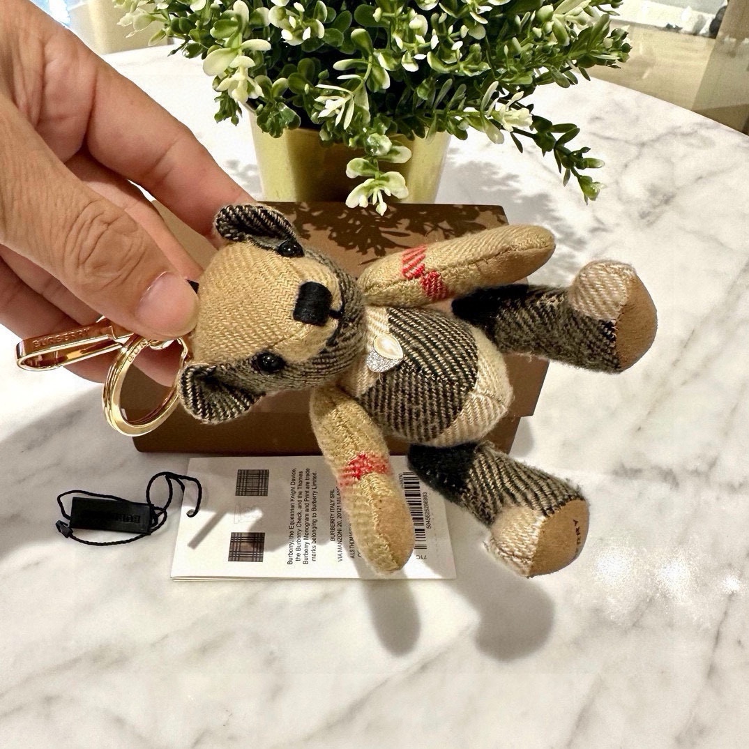 Burberry Teddy Bear with Velvet and Key Buttons on Sale Now - 图片 9