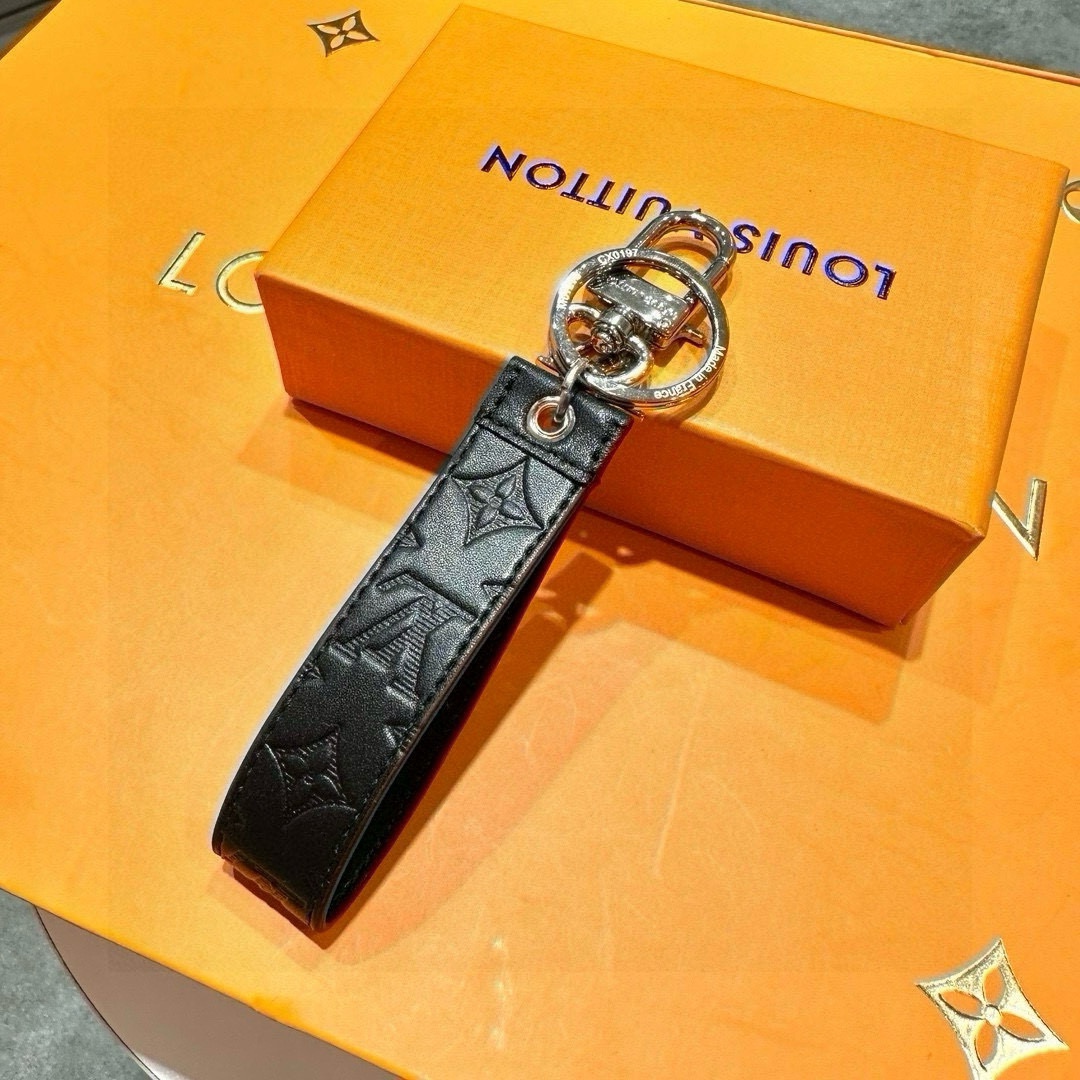 Louis Vixen’s 2024 Premiere: New LV Dragonne Key Ring and Bag Button - 图片 5