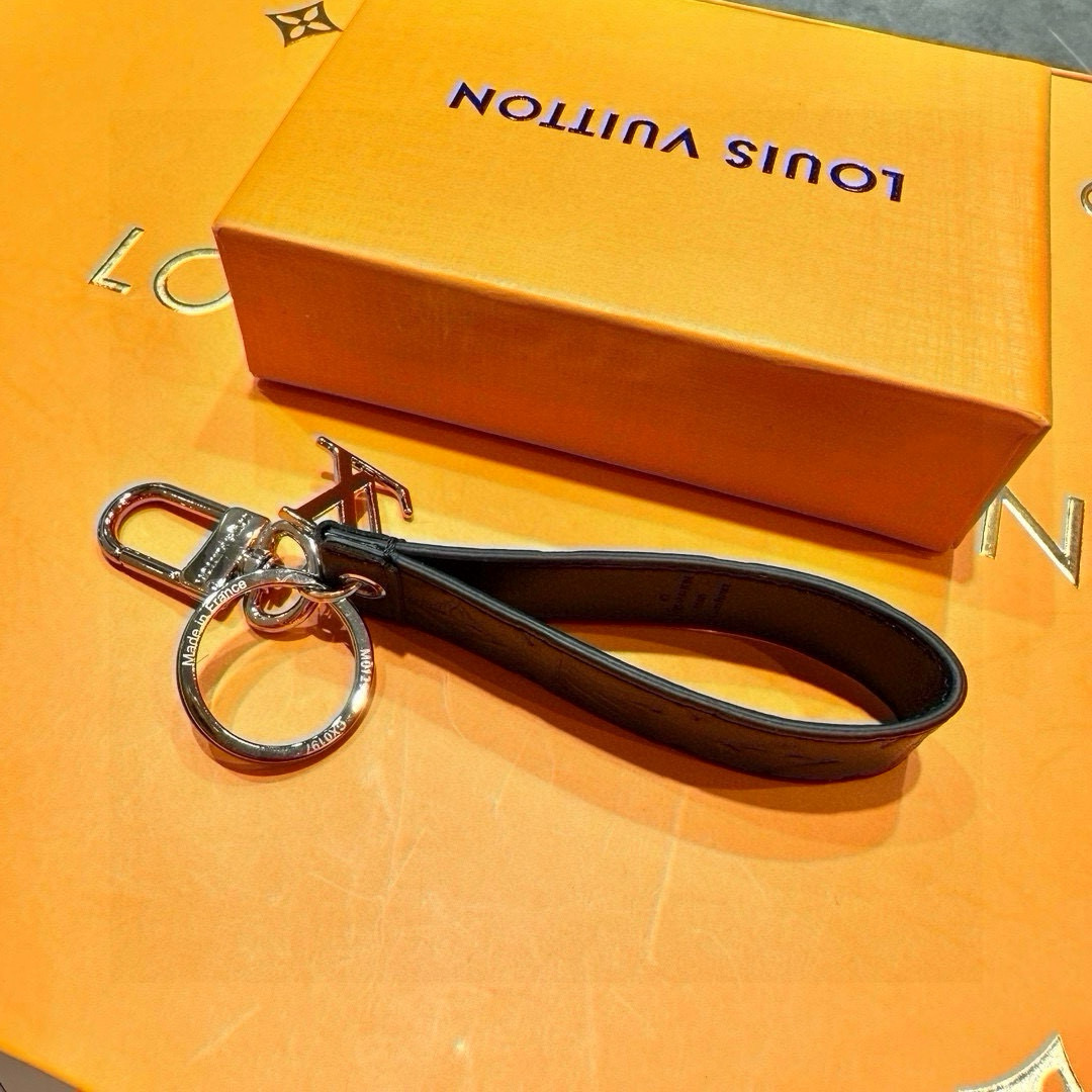 Louis Vixen’s 2024 Premiere: New LV Dragonne Key Ring and Bag Button - 图片 4