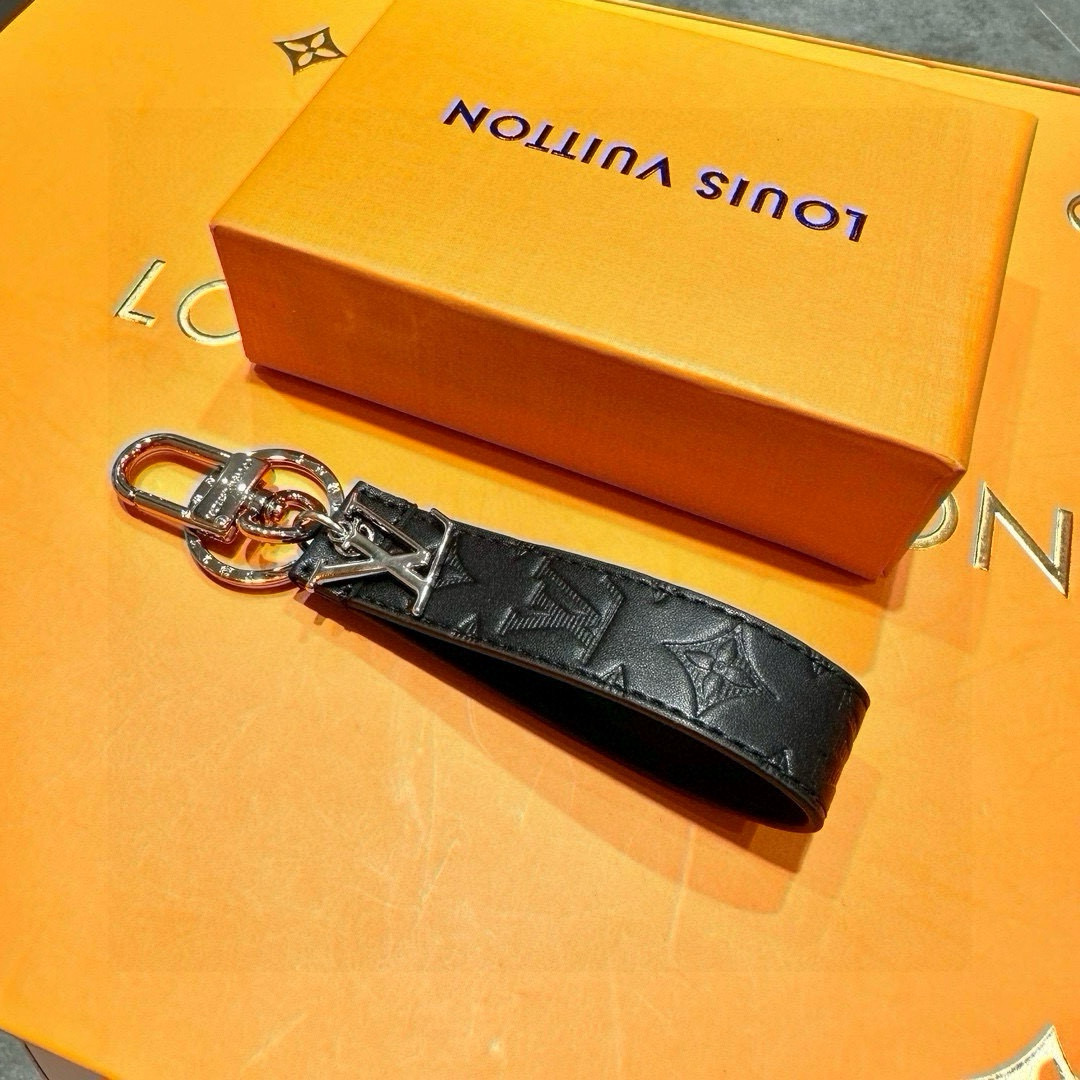 Louis Vixen’s 2024 Premiere: New LV Dragonne Key Ring and Bag Button - 图片 3