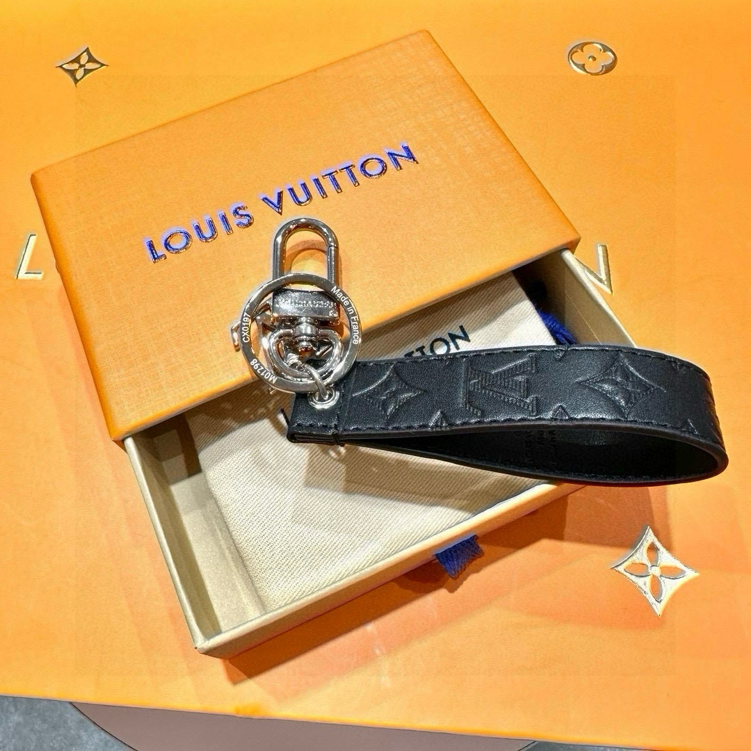 Louis Vixen’s 2024 Premiere: New LV Dragonne Key Ring and Bag Button - 图片 7