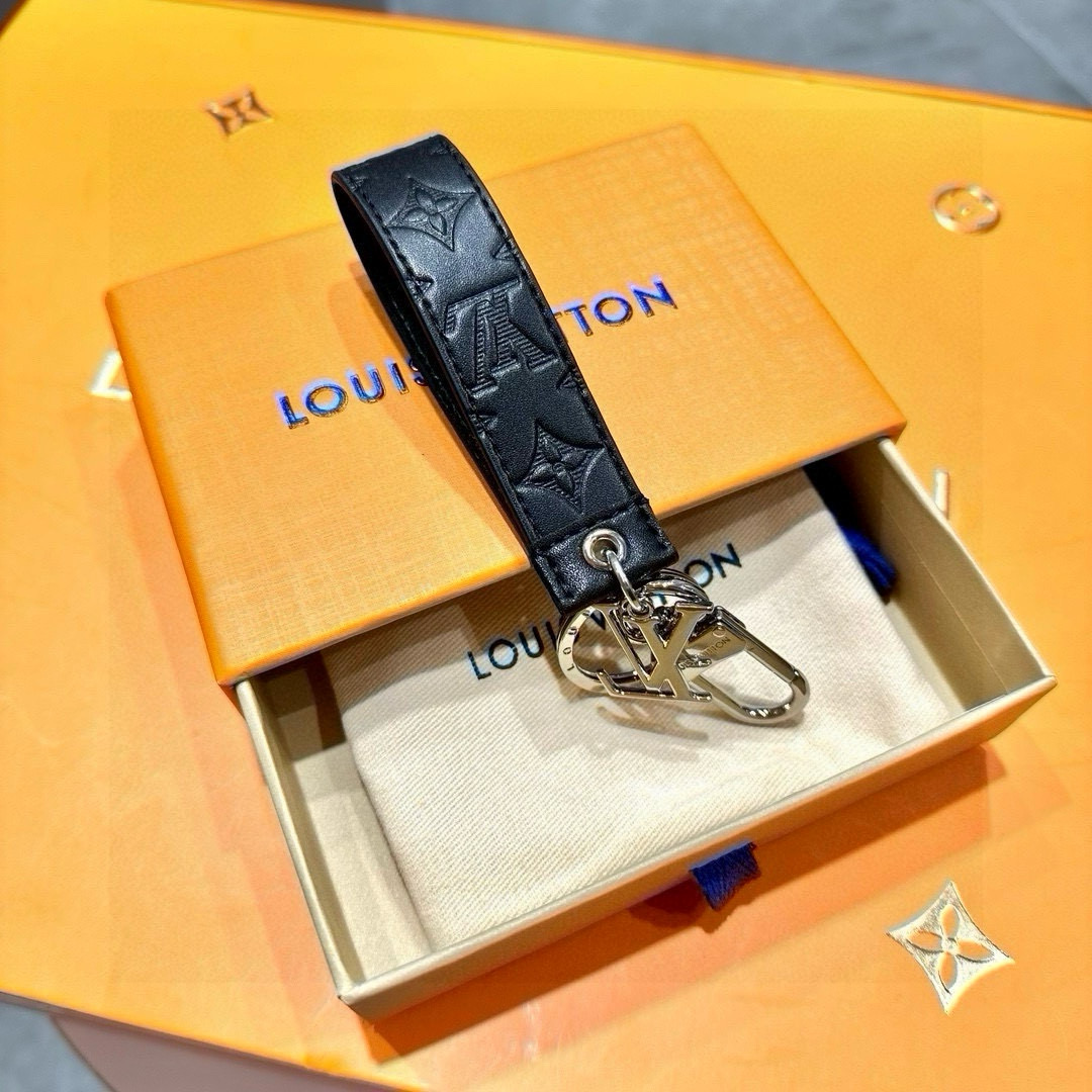 Louis Vixen’s 2024 Premiere: New LV Dragonne Key Ring and Bag Button - 图片 6