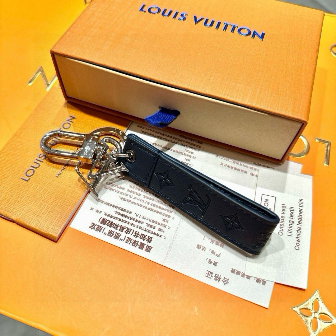 LV Dragonne Key Ring M62706: Virgil Abloh’s 2024 Premiere Design Highlight - 图片 4