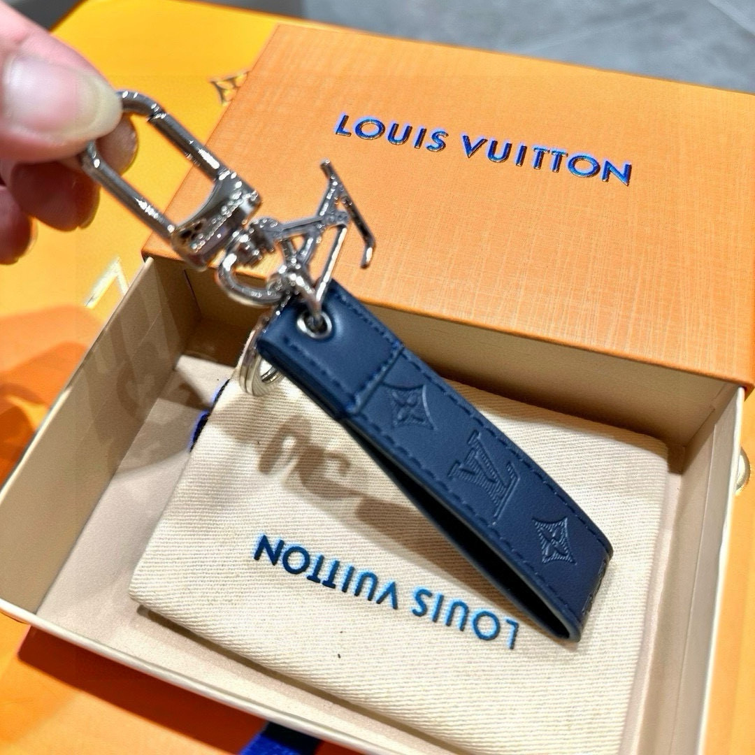 LV Dragonne Key Ring M62706: Virgil Abloh’s 2024 Premiere Design Highlight - 图片 8