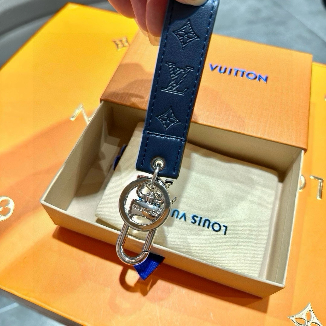 LV Dragonne Key Ring M62706: Virgil Abloh’s 2024 Premiere Design Highlight - 图片 9