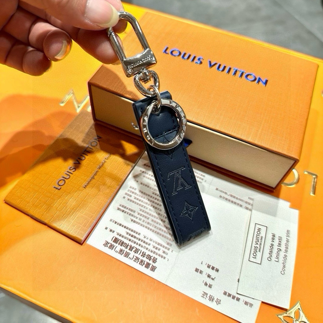 LV Dragonne Key Ring M62706: Virgil Abloh’s 2024 Premiere Design Highlight - 图片 5