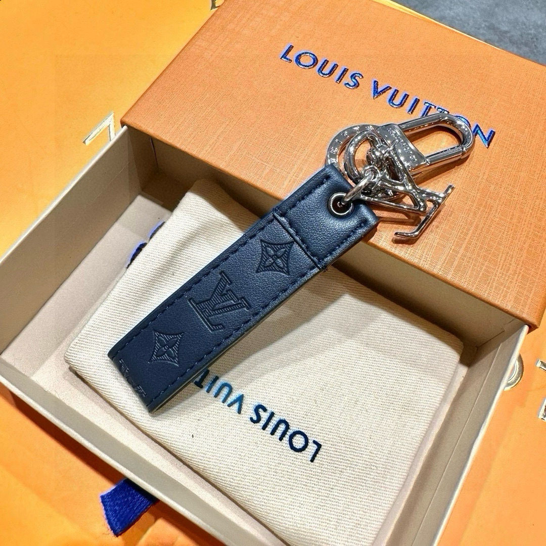 LV Dragonne Key Ring M62706: Virgil Abloh’s 2024 Premiere Design Highlight - 图片 7