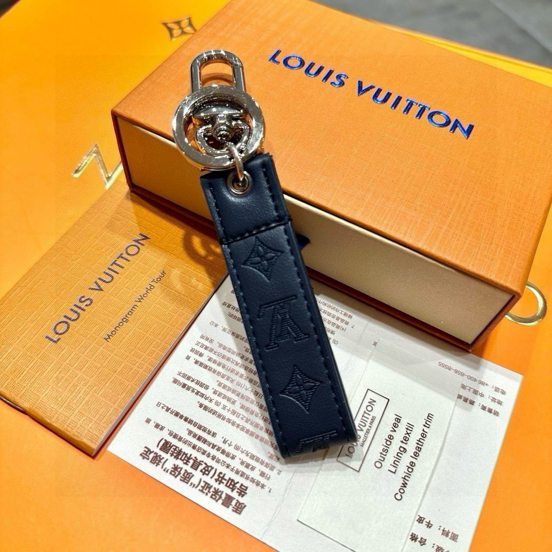 LV Dragonne Key Ring M62706: Virgil Abloh’s 2024 Premiere Design Highlight - 图片 3