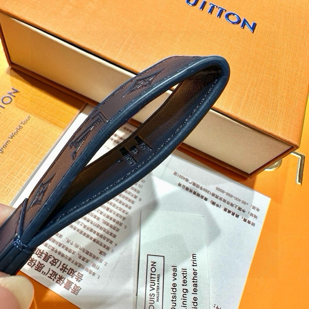 LV Dragonne Key Ring M62706: Virgil Abloh’s 2024 Premiere Design Highlight - 图片 6