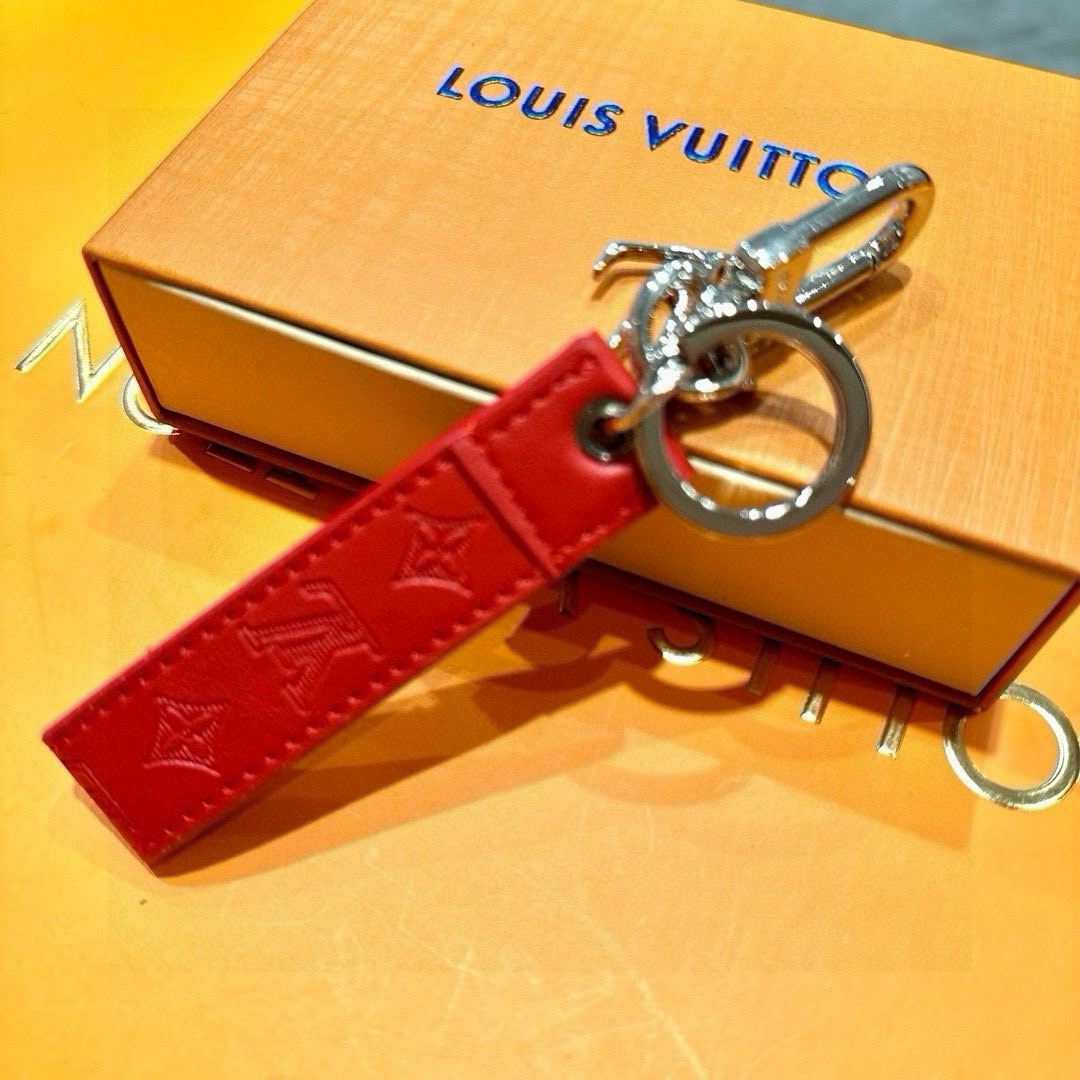 Louis Vixen’s 2024 Premiere: LV Dragonne Key Ring Upgrade Unveiled - 图片 3