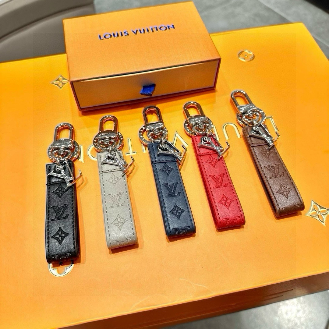 Louis Vuitton Dragonne Collection: New Key Ring and Bag Button Premiered in 2024 - 图片 1