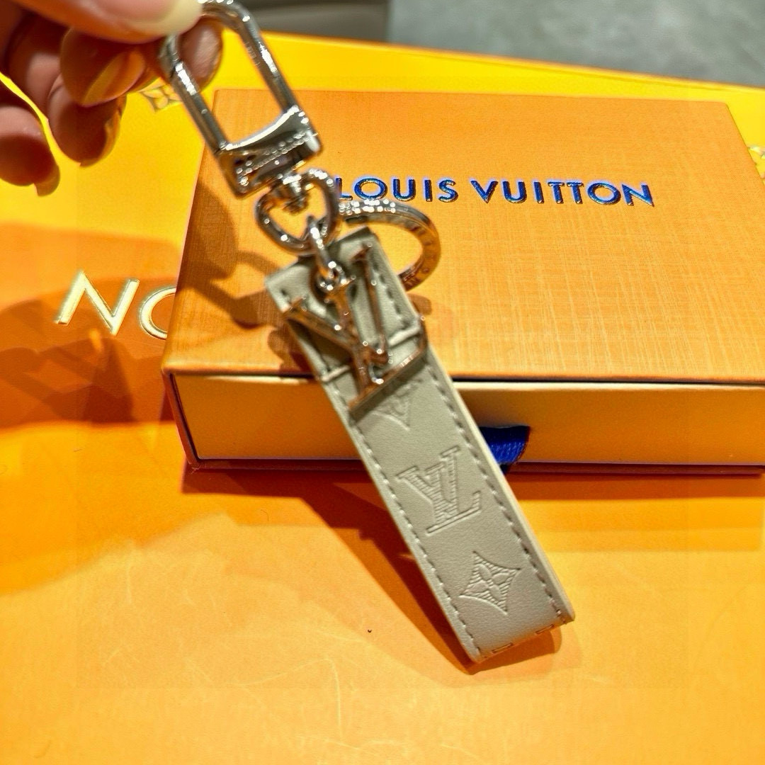 Louis Vuitton Dragonne Collection: New Key Ring and Bag Button Premiered in 2024 - 图片 8