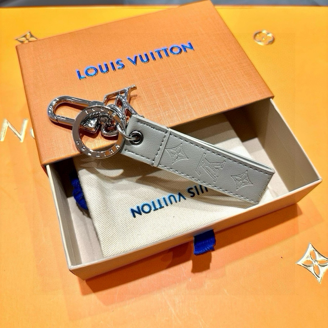 Louis Vuitton Dragonne Collection: New Key Ring and Bag Button Premiered in 2024 - 图片 2