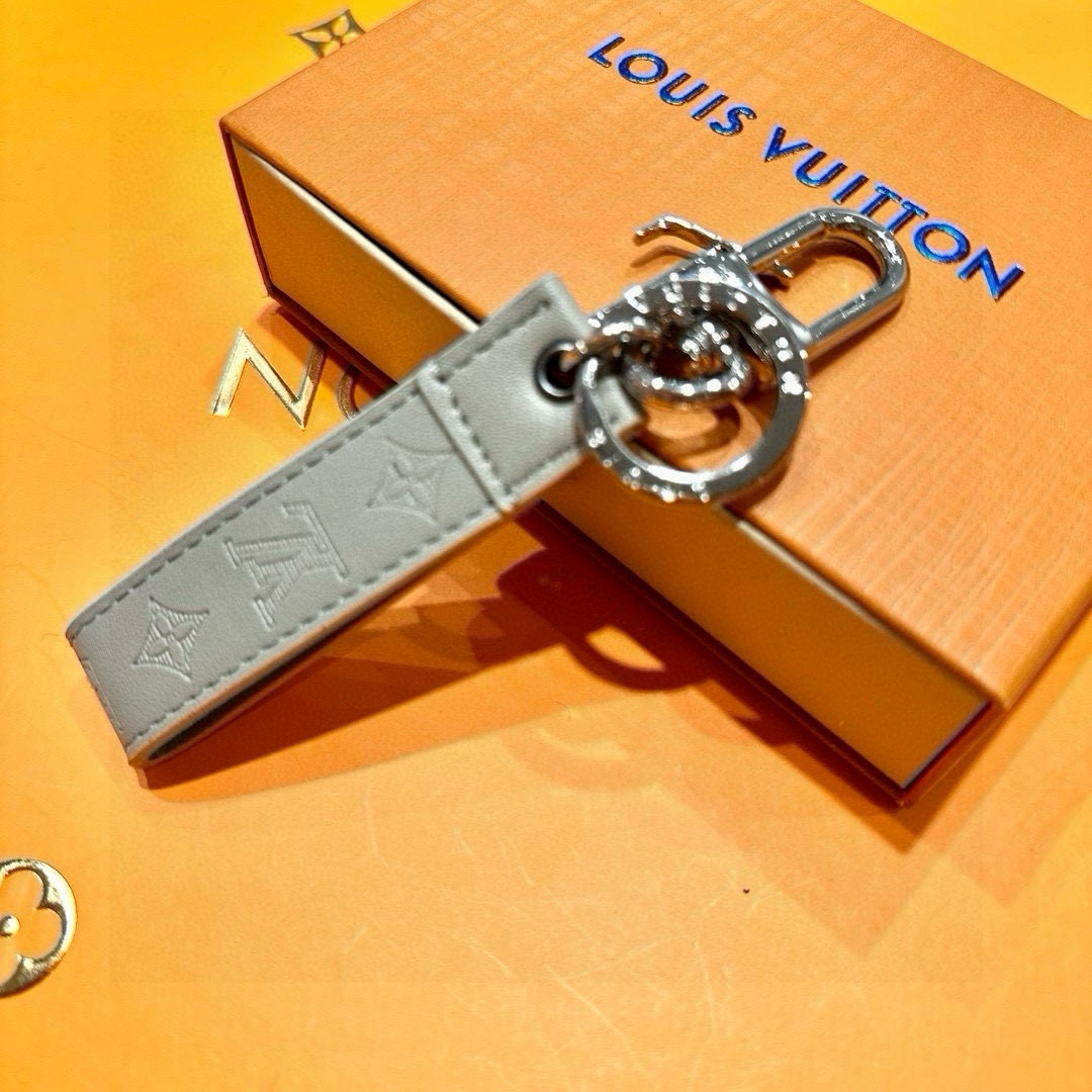 Louis Vuitton Dragonne Collection: New Key Ring and Bag Button Premiered in 2024 - 图片 7