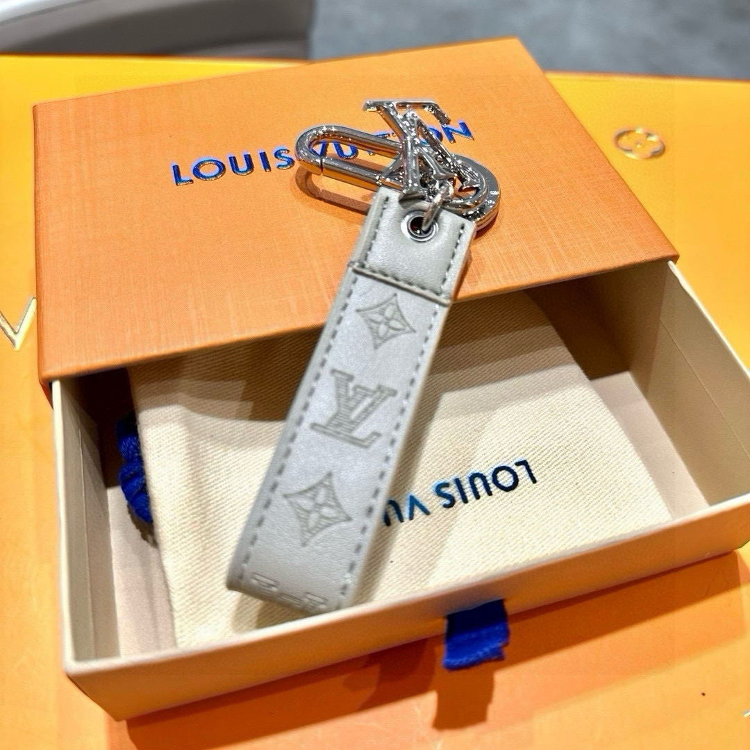 Louis Vuitton Dragonne Collection: New Key Ring and Bag Button Premiered in 2024 - 图片 3
