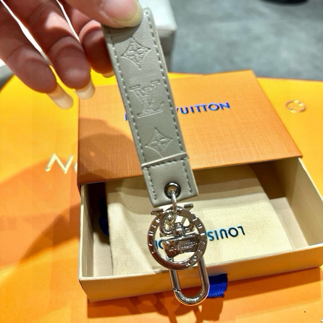 Louis Vuitton Dragonne Collection: New Key Ring and Bag Button Premiered in 2024 - 图片 4