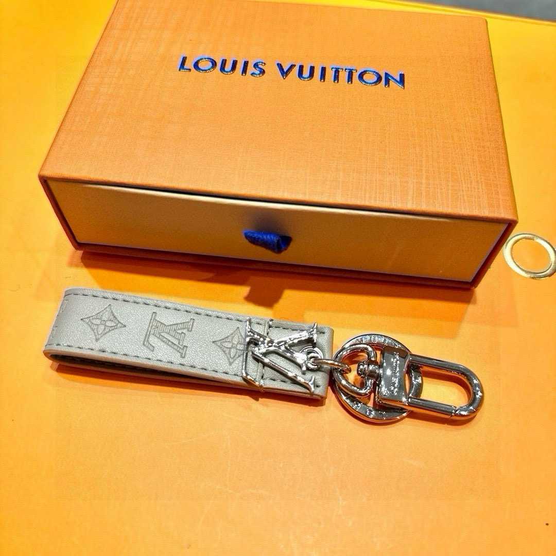 Louis Vuitton Dragonne Collection: New Key Ring and Bag Button Premiered in 2024 - 图片 5