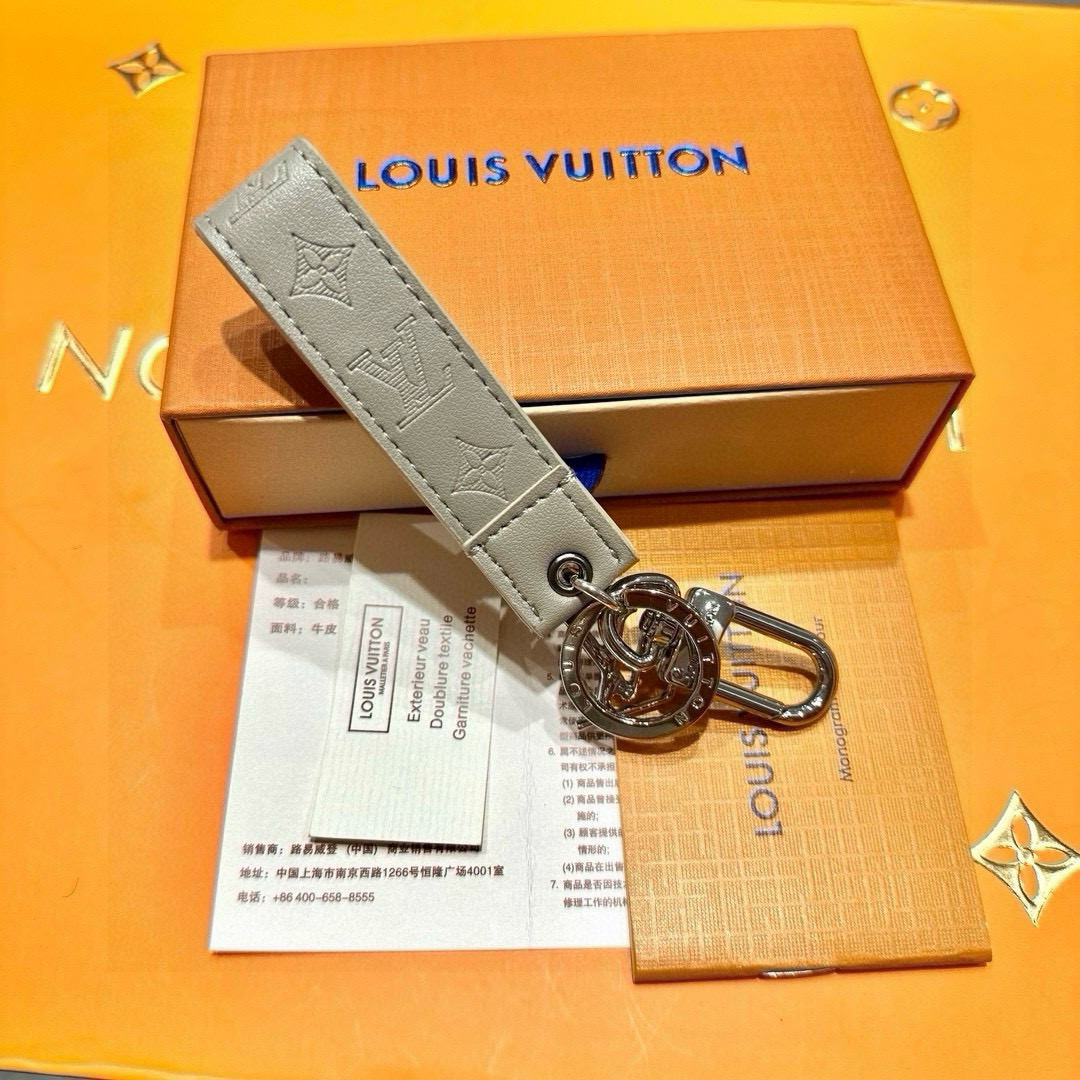 Louis Vuitton Dragonne Collection: New Key Ring and Bag Button Premiered in 2024 - 图片 9