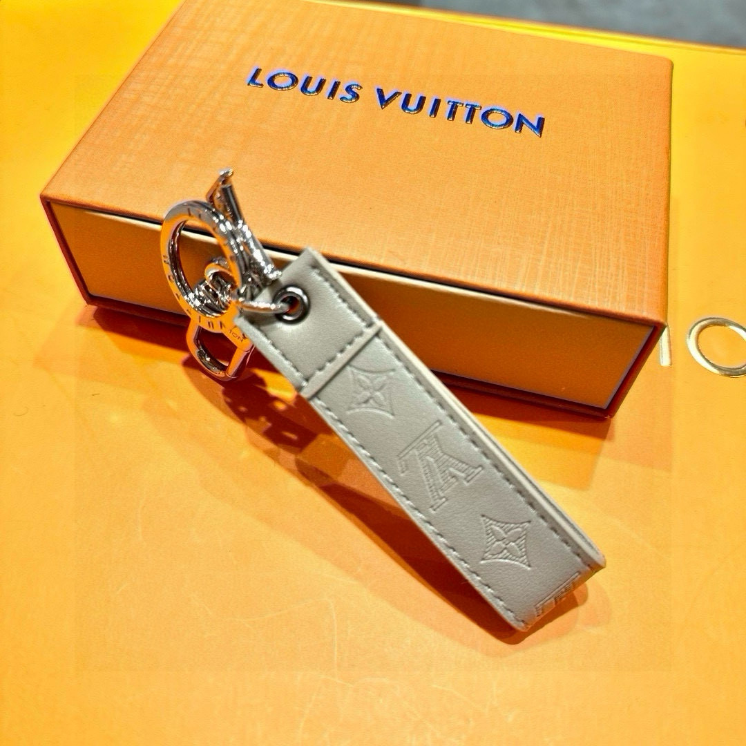 Louis Vuitton Dragonne Collection: New Key Ring and Bag Button Premiered in 2024 - 图片 6