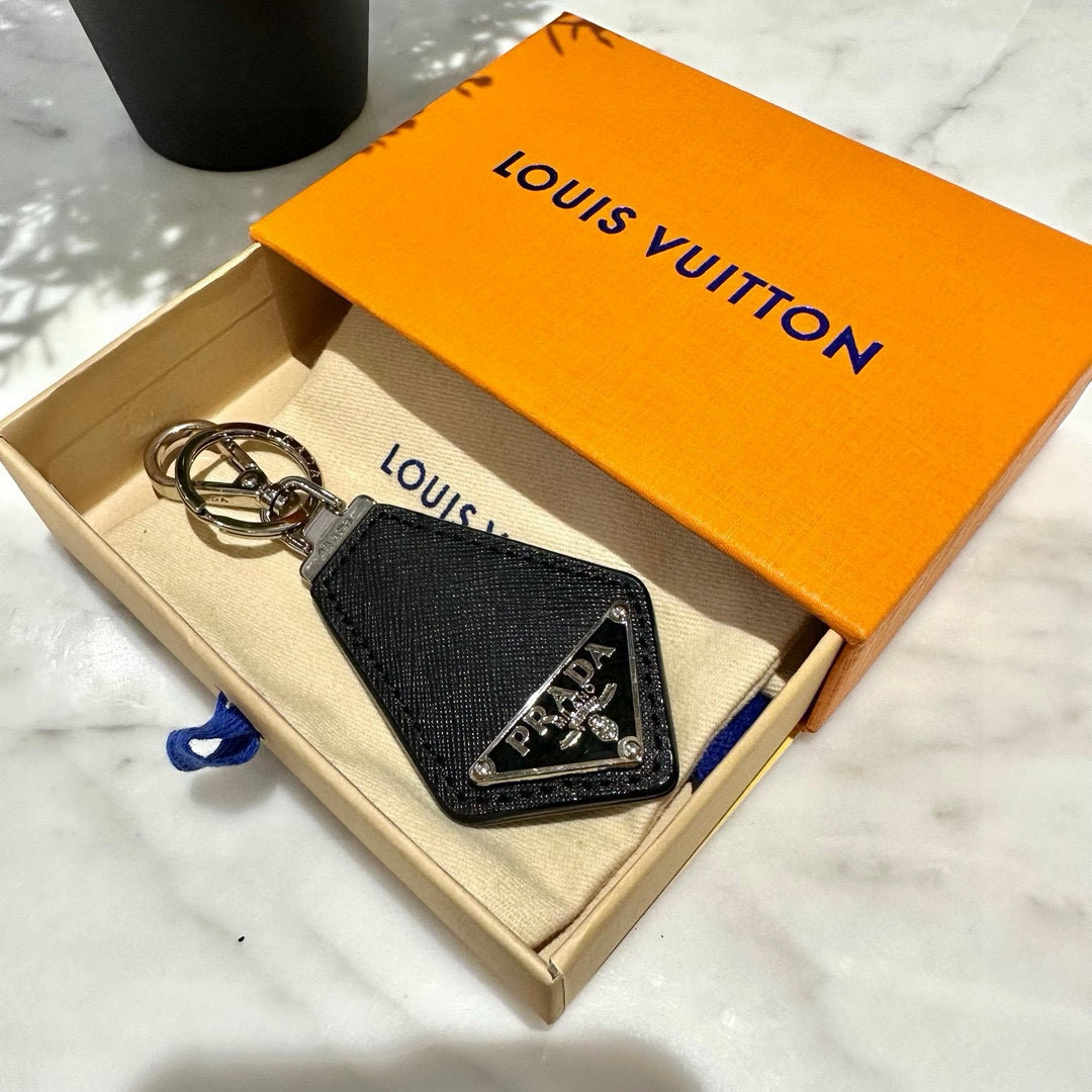 Prada Leather Key Ring with Polished Steel Fittings and Personality Charms - 图片 9
