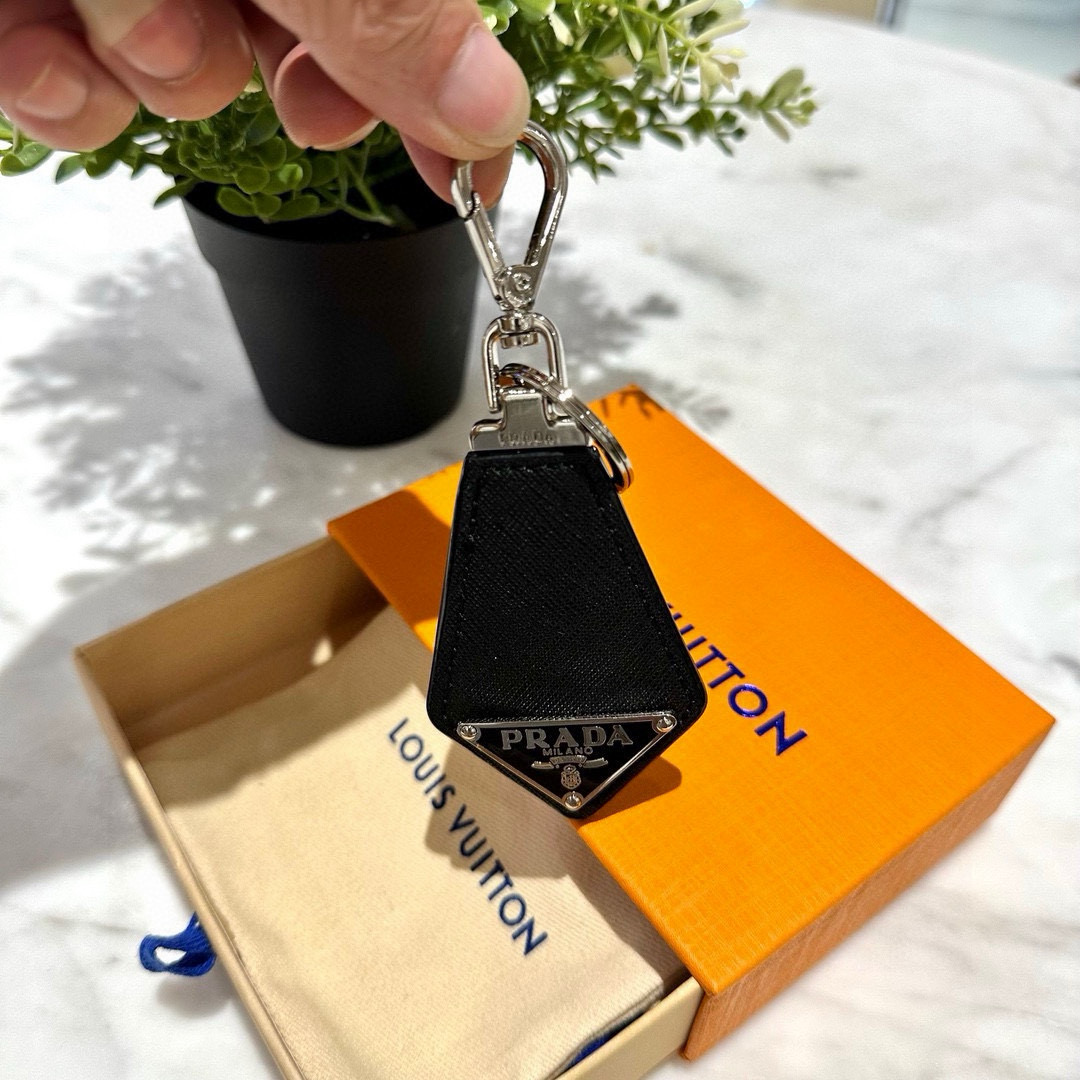 Prada Leather Key Ring with Polished Steel Fittings and Personality Charms - 图片 7