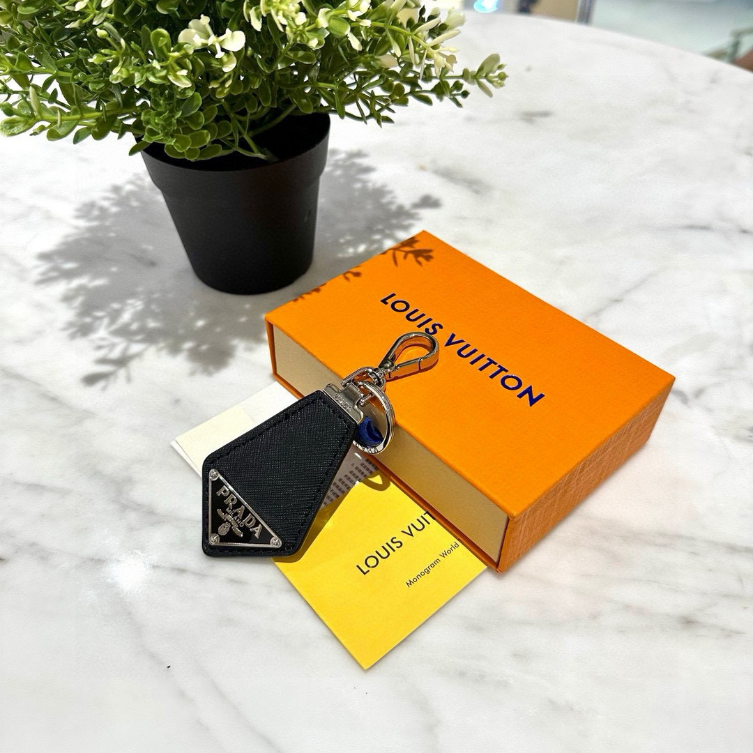 Prada Leather Key Ring with Polished Steel Fittings and Personality Charms - 图片 5