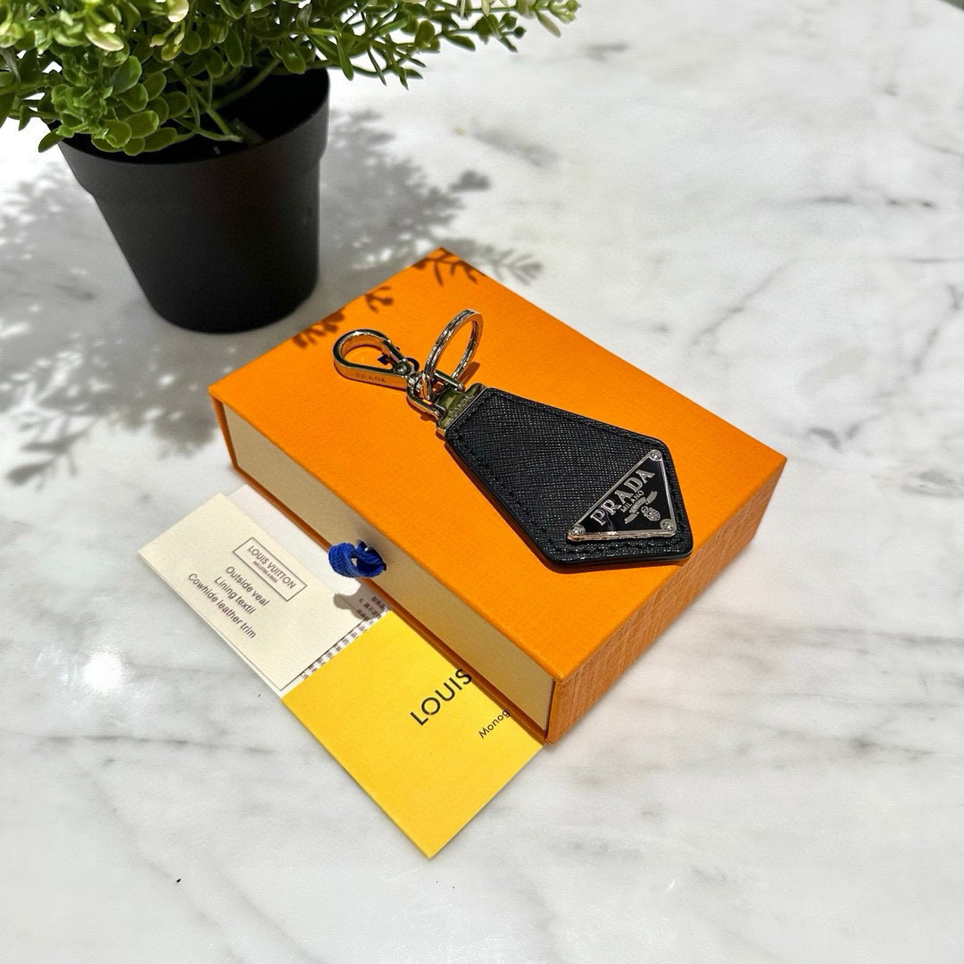 Prada Leather Key Ring with Polished Steel Fittings and Personality Charms - 图片 3