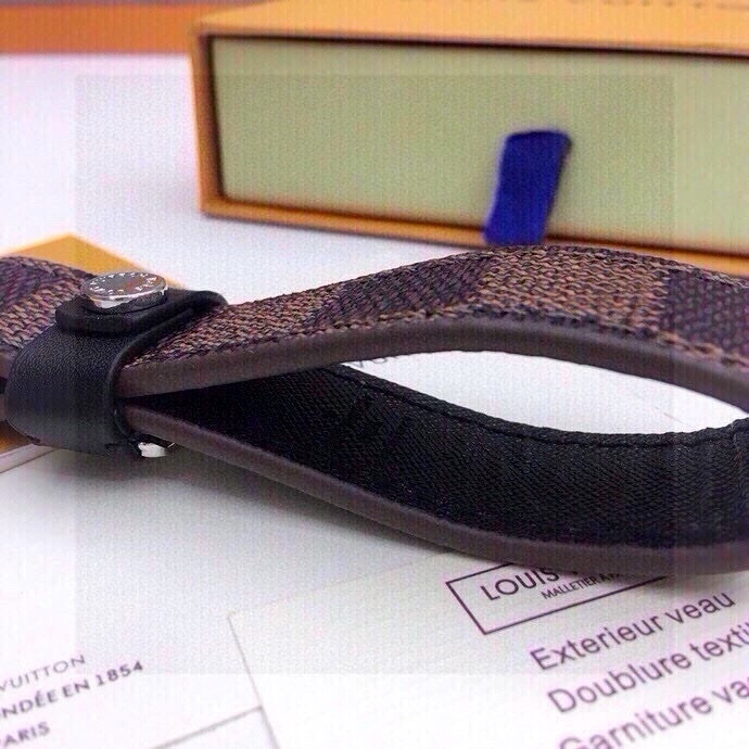 Louis Vuitton Dragonne Key Ring: Virgil Abloh-Inspired Design for Spring 2023. - 图片 7