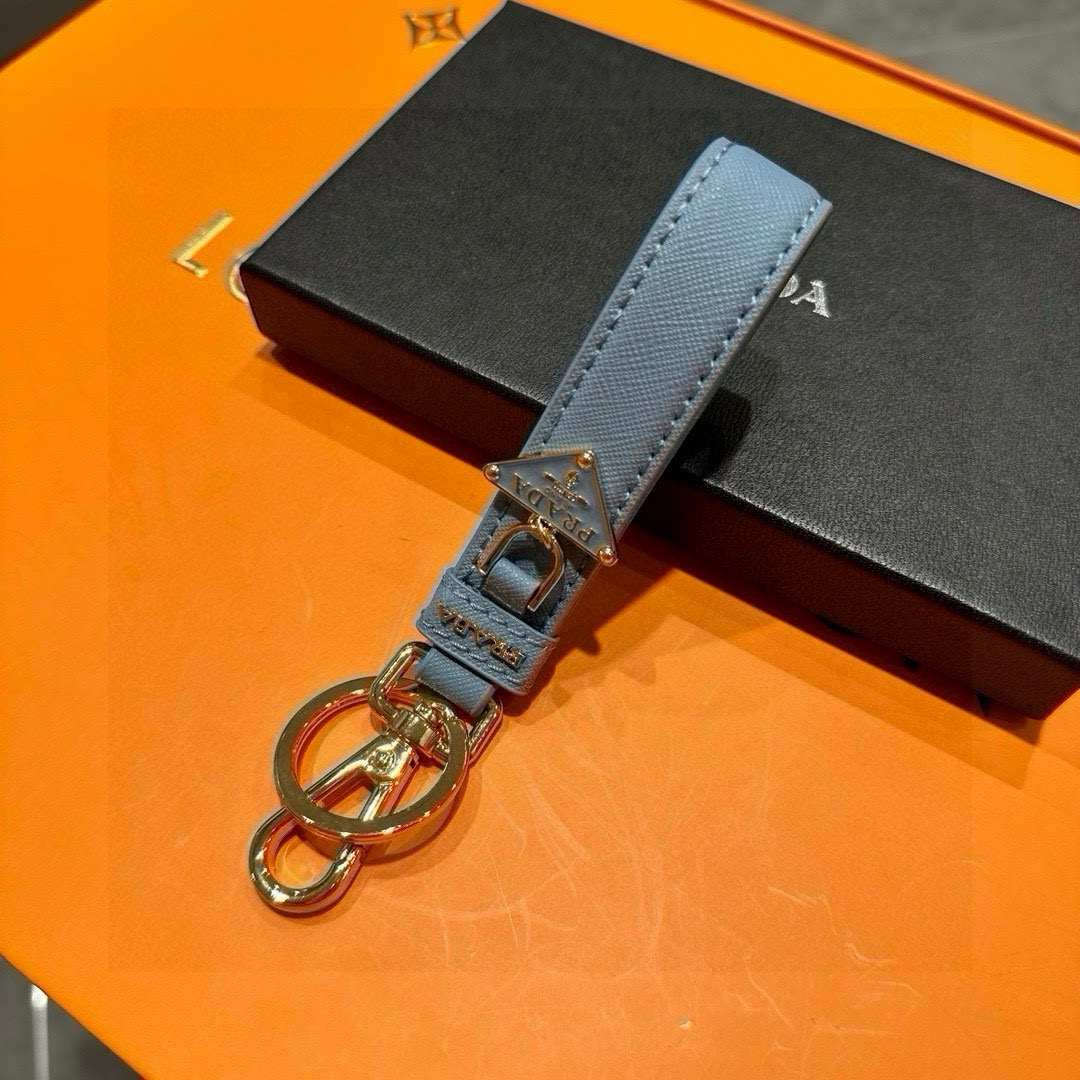 Prada 2024 New Triangular Key Buttons with Polished Steel Fittings and Charms - 图片 5