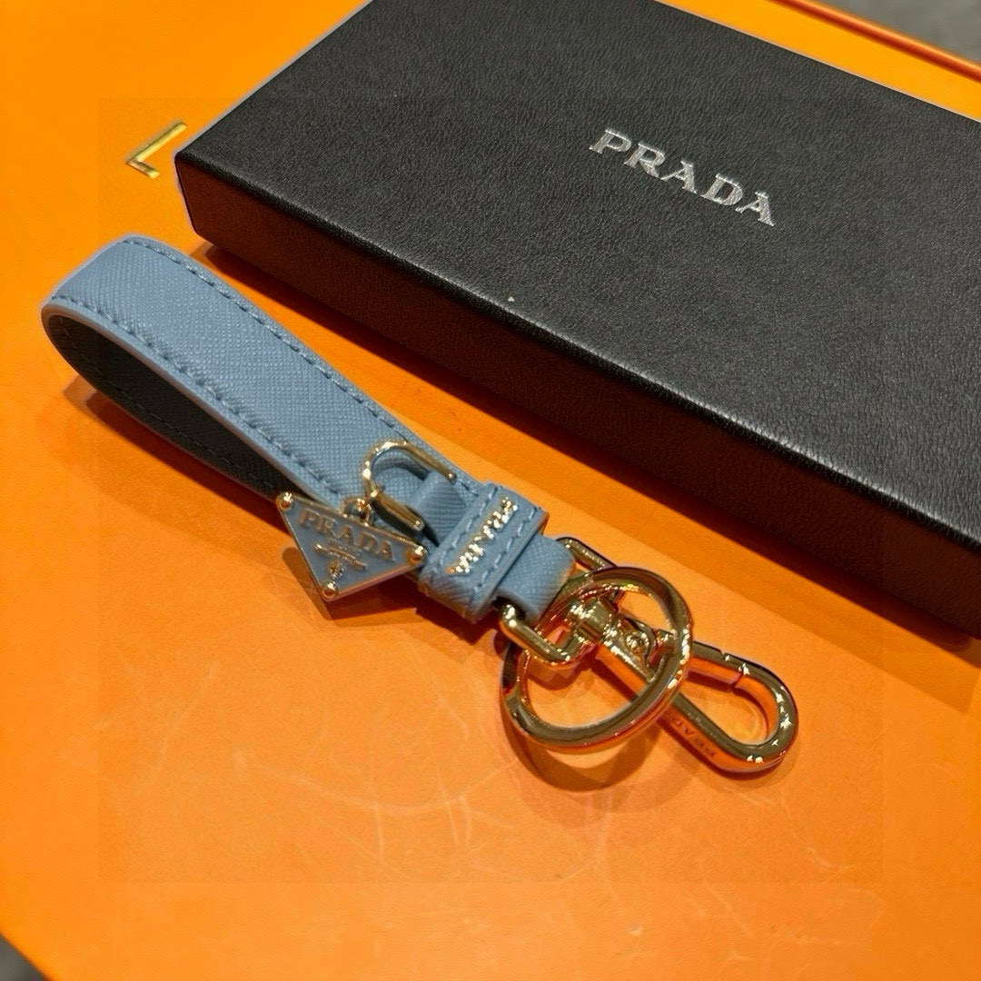 Prada 2024 New Triangular Key Buttons with Polished Steel Fittings and Charms - 图片 4