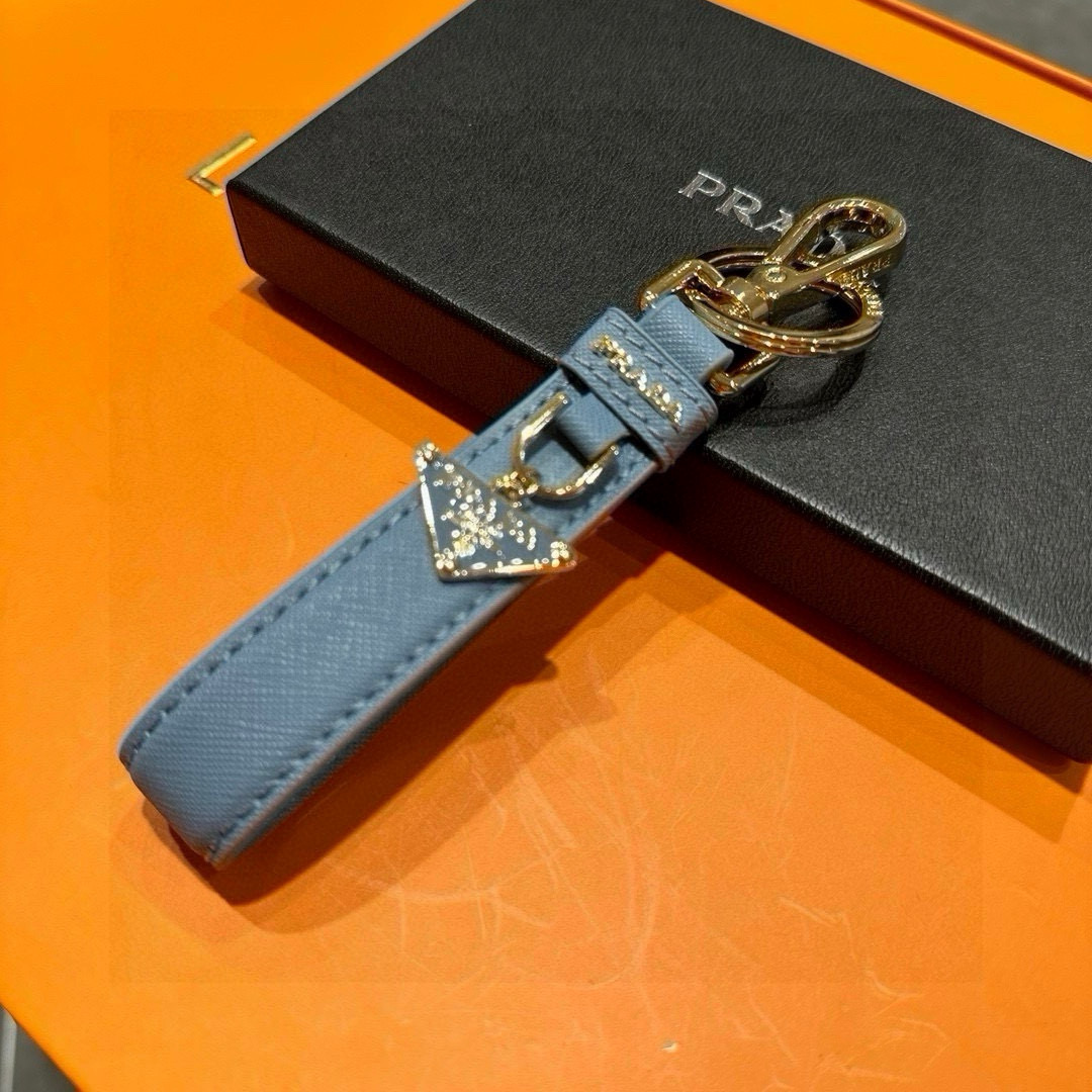 Prada 2024 New Triangular Key Buttons with Polished Steel Fittings and Charms - 图片 2