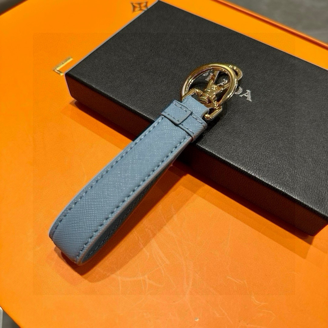Prada 2024 New Triangular Key Buttons with Polished Steel Fittings and Charms - 图片 3