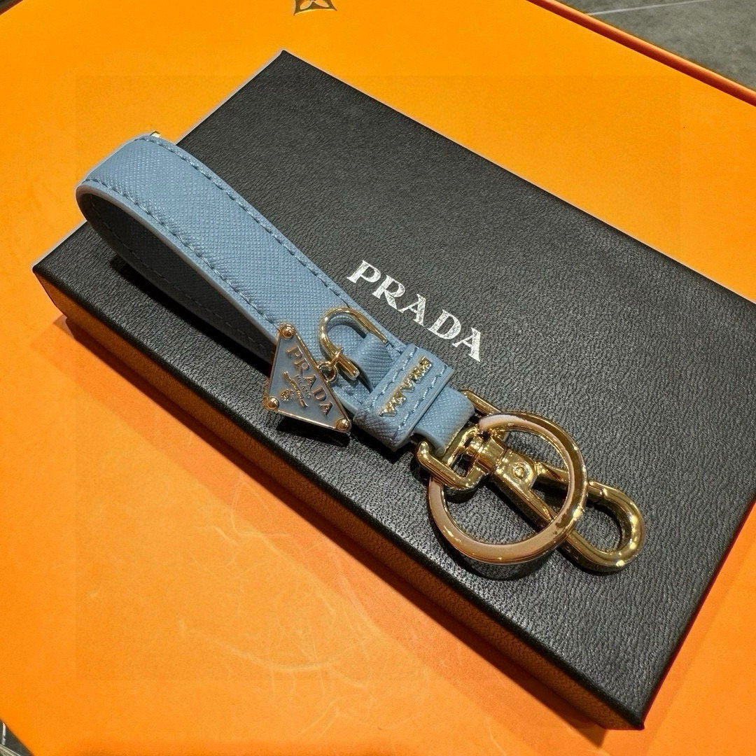Prada 2024 New Triangular Key Buttons with Polished Steel Fittings and Charms - 图片 8