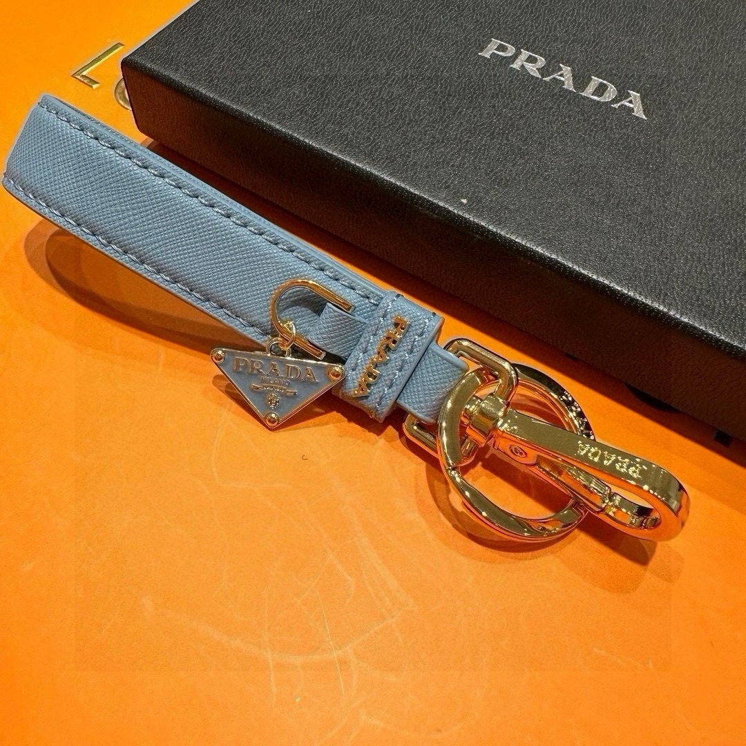 Prada 2024 New Triangular Key Buttons with Polished Steel Fittings and Charms - 图片 7