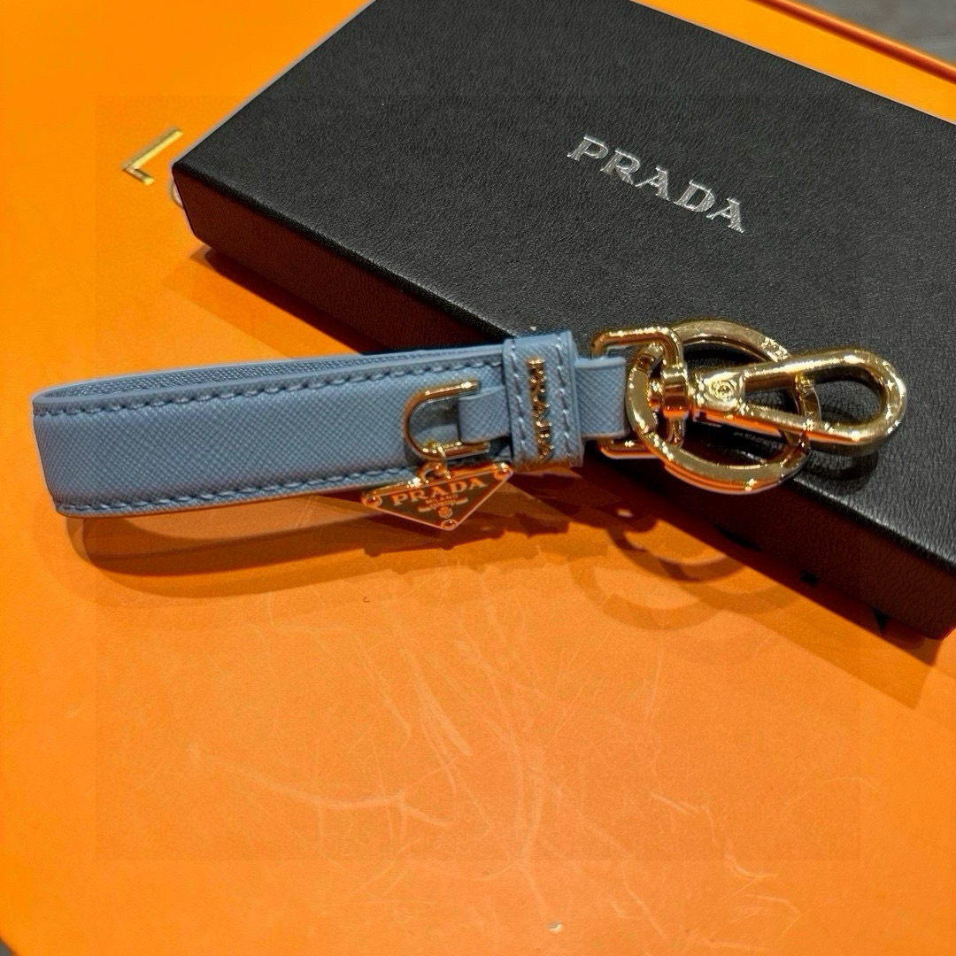 Prada 2024 New Triangular Key Buttons with Polished Steel Fittings and Charms - 图片 6