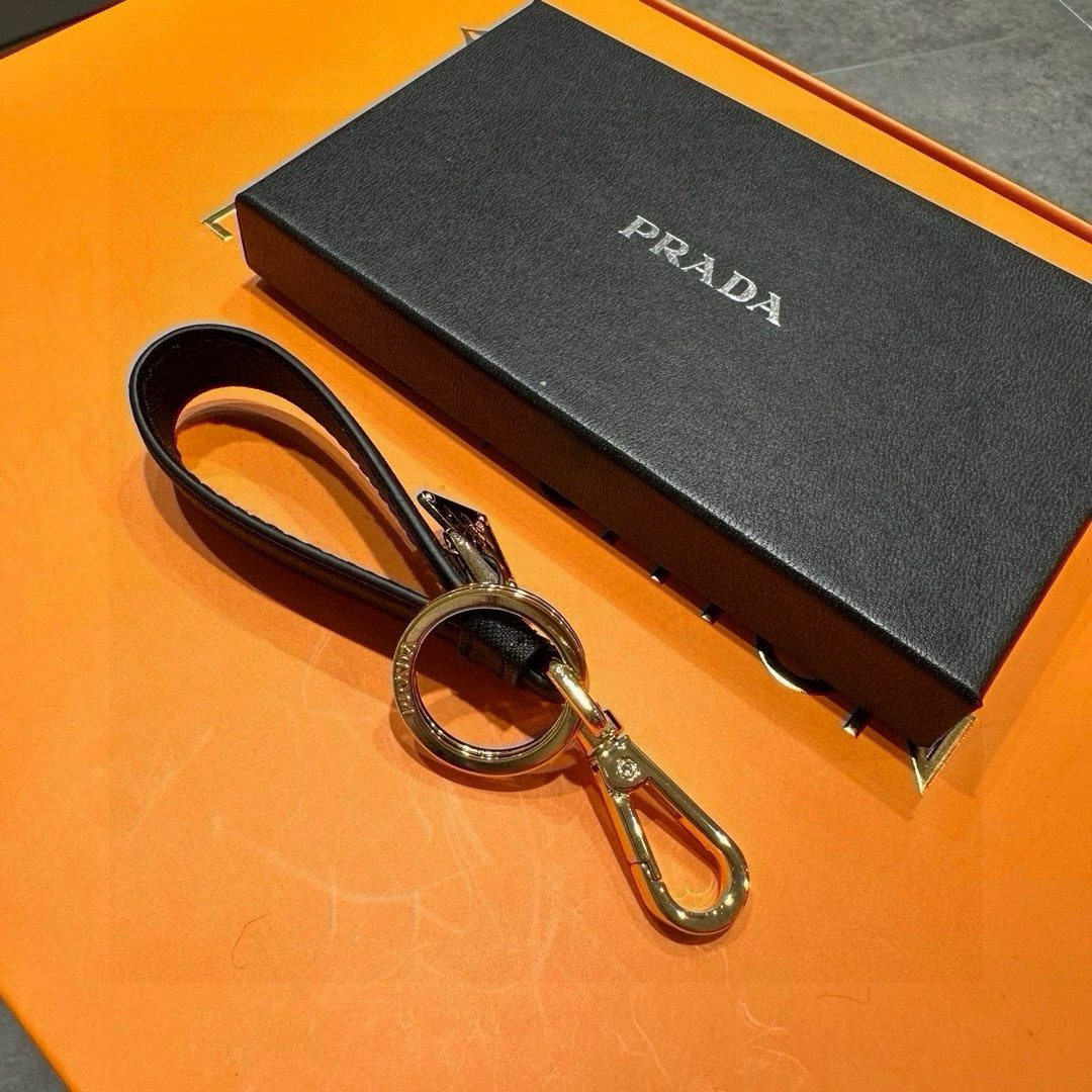 Prada 2024 Collection: Triangular Key Buttons with Polished Steel Fittings and Charms - 图片 5