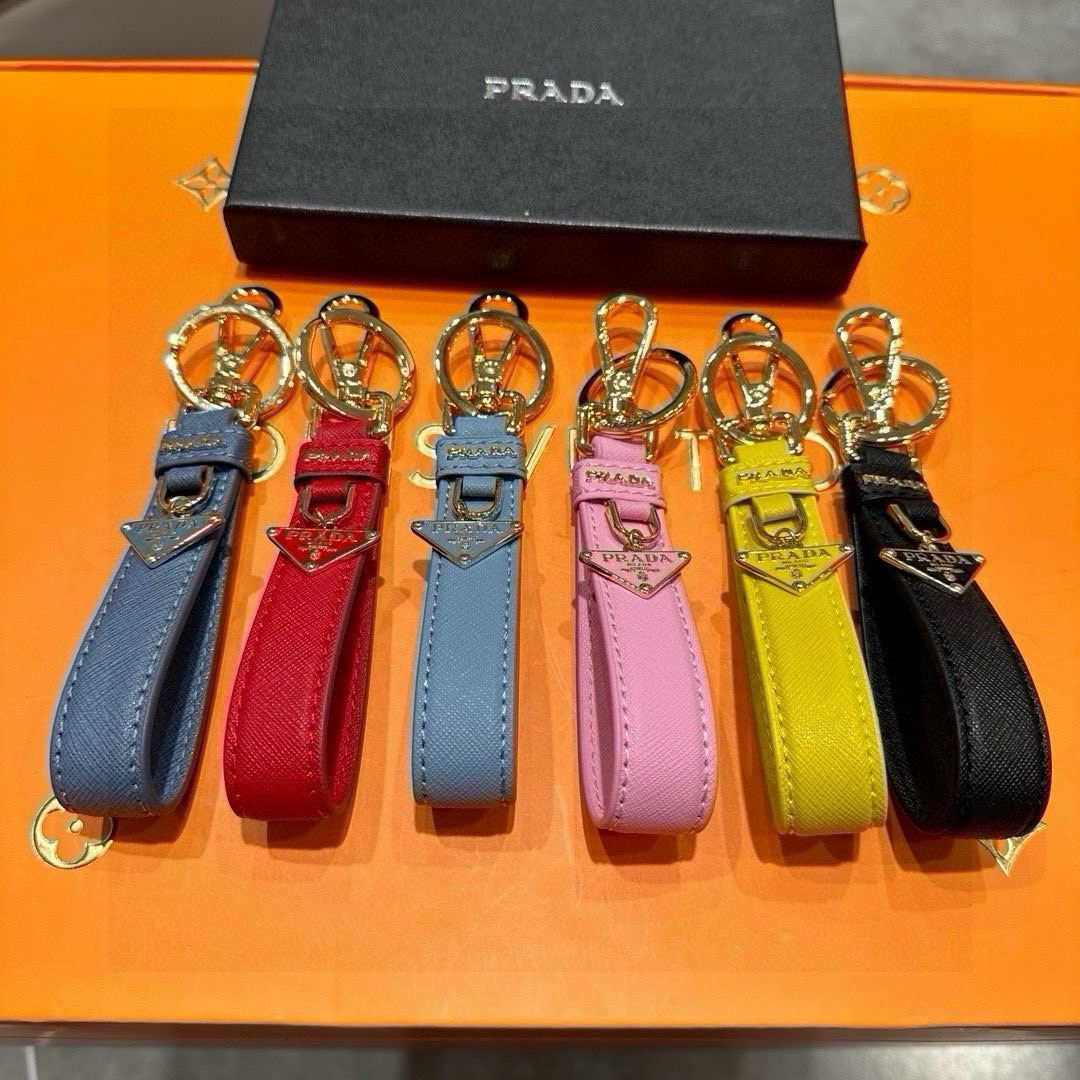 Prada 2024 Collection: Triangular Key Buttons with Polished Steel Fittings and Charms - 图片 1