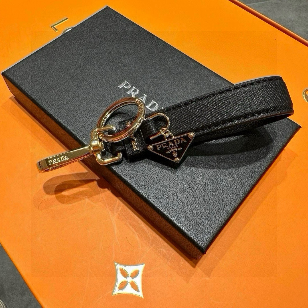 Prada 2024 Collection: Triangular Key Buttons with Polished Steel Fittings and Charms - 图片 8