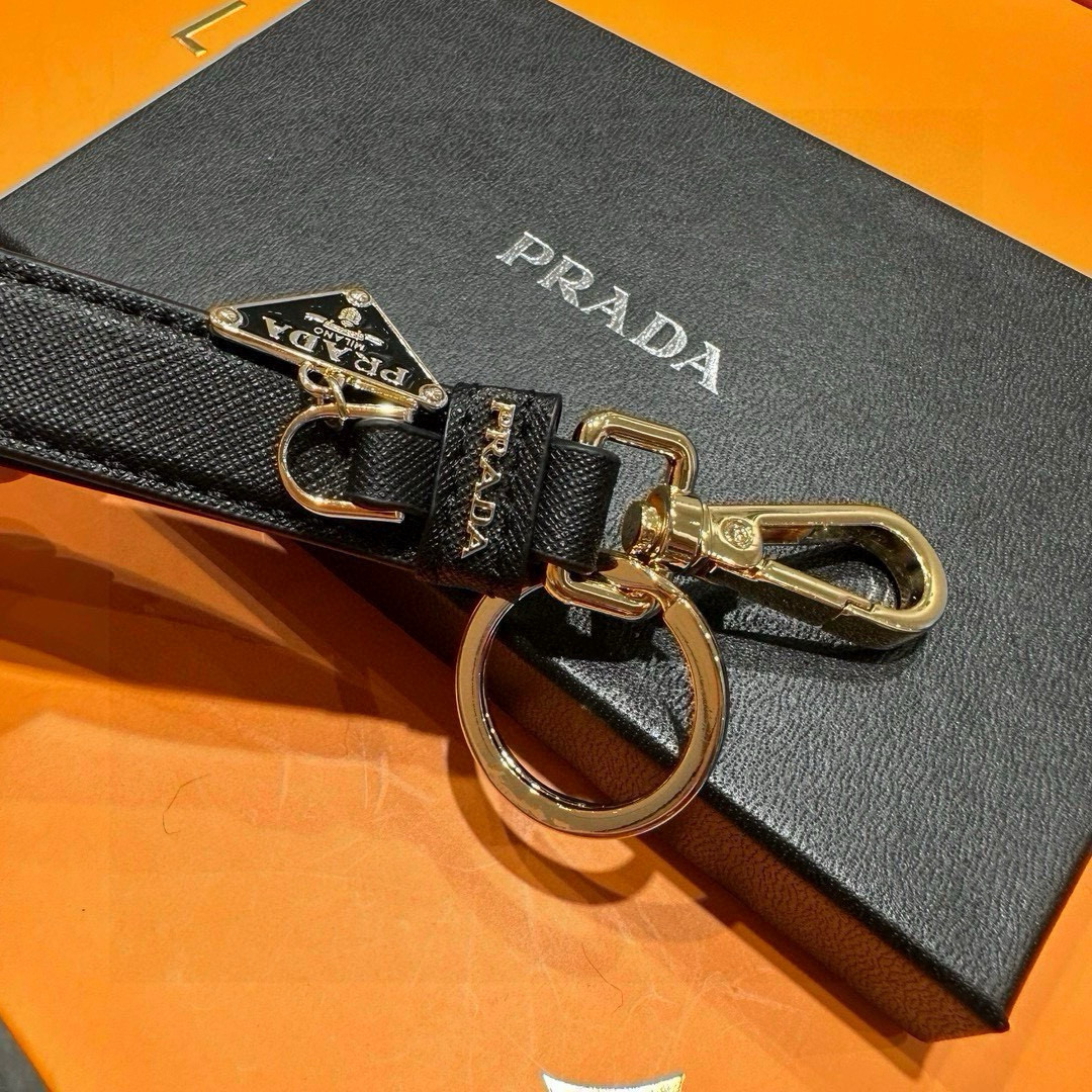 Prada 2024 Collection: Triangular Key Buttons with Polished Steel Fittings and Charms - 图片 9