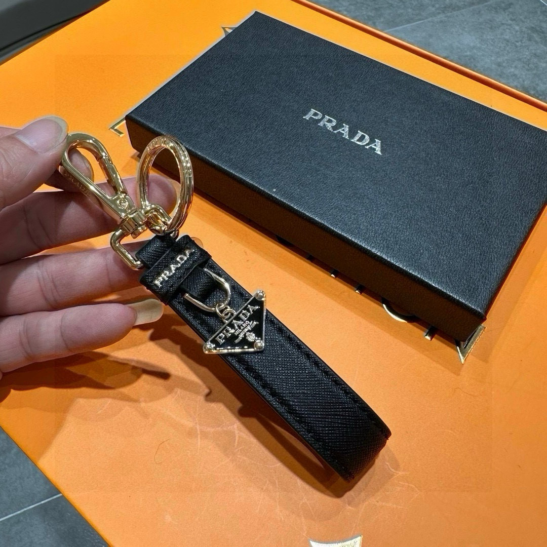 Prada 2024 Collection: Triangular Key Buttons with Polished Steel Fittings and Charms - 图片 7