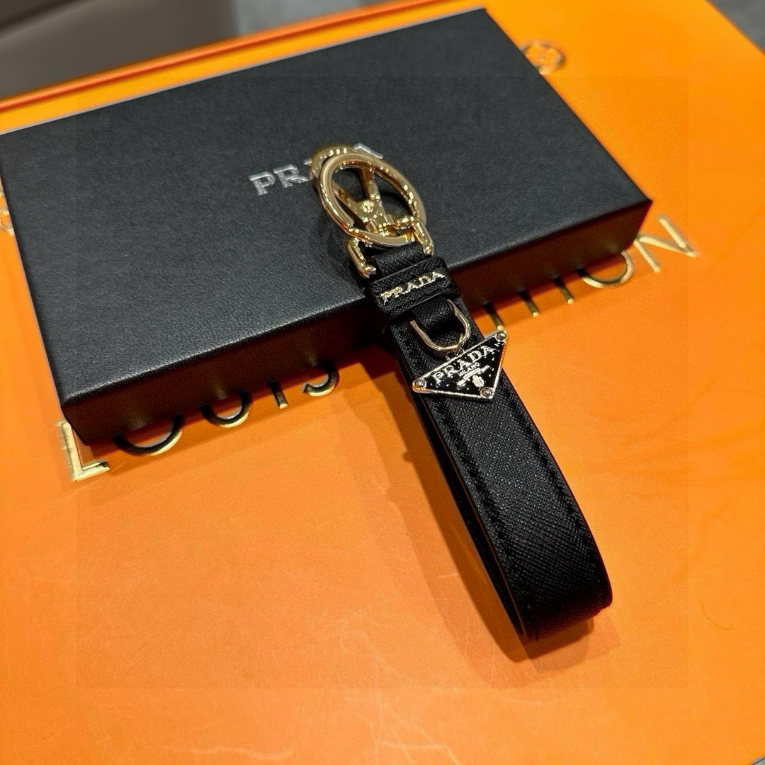 Prada 2024 Collection: Triangular Key Buttons with Polished Steel Fittings and Charms - 图片 2