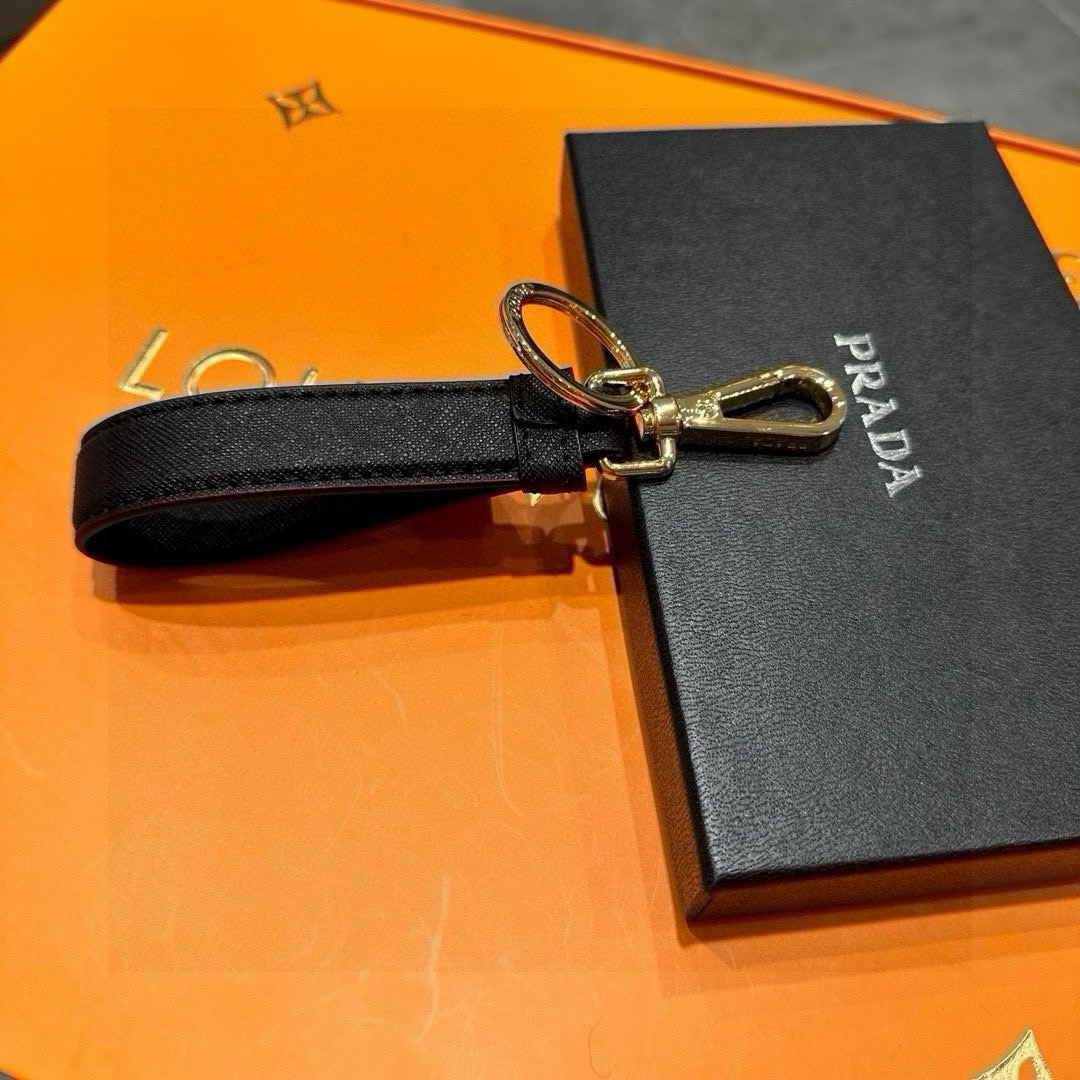 Prada 2024 Collection: Triangular Key Buttons with Polished Steel Fittings and Charms - 图片 3