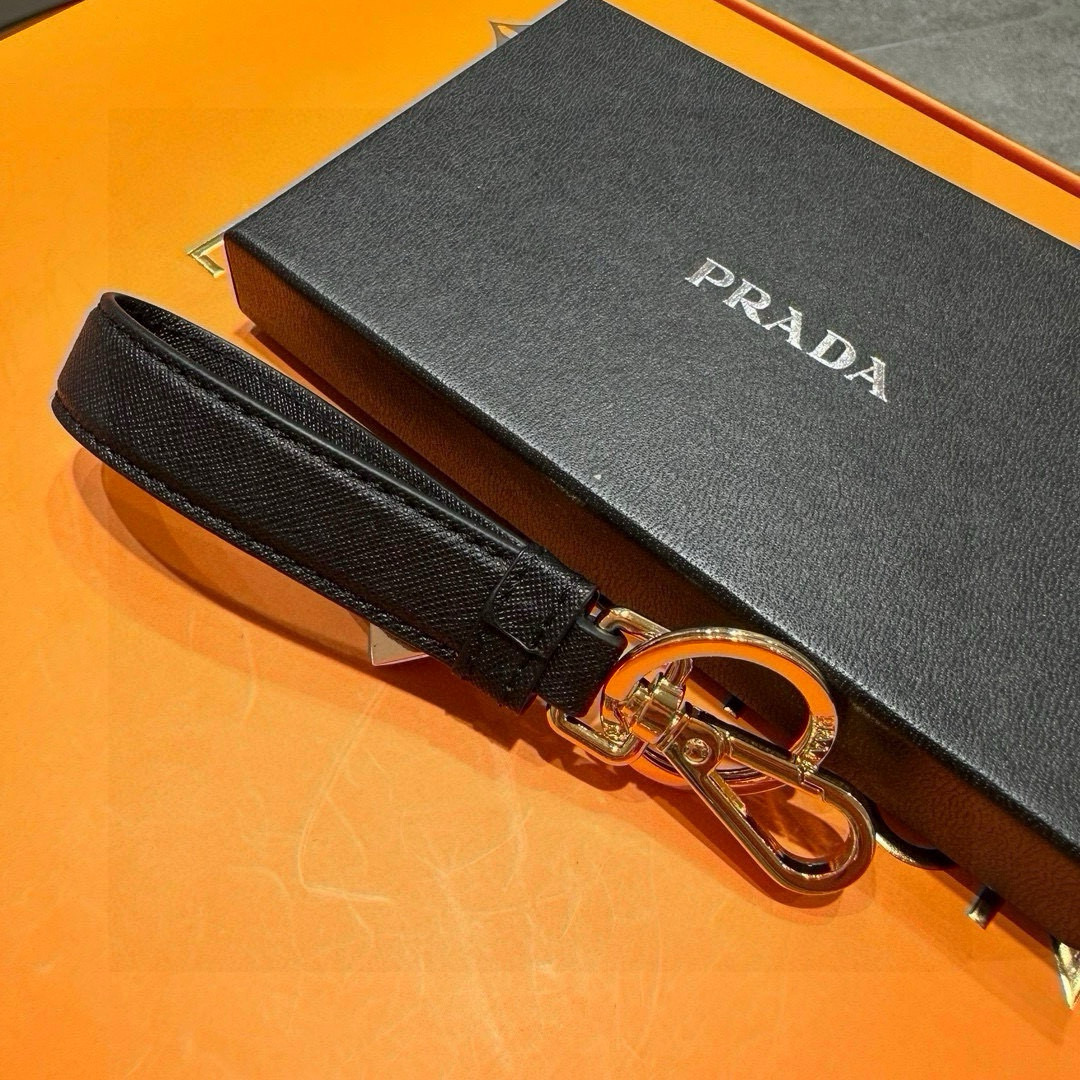 Prada 2024 Collection: Triangular Key Buttons with Polished Steel Fittings and Charms - 图片 6