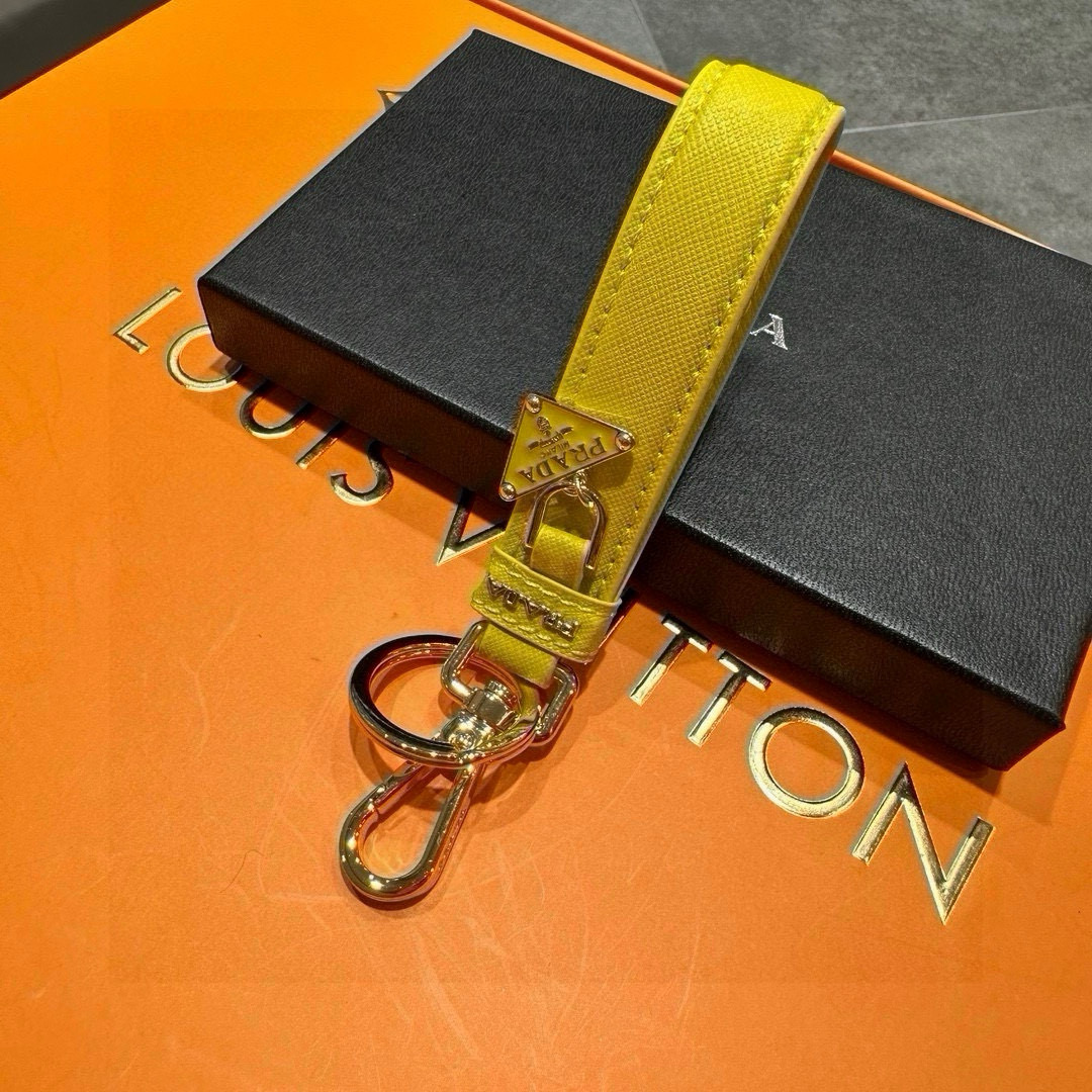Prada 2024 Collection: Triangular Key Buttons with Polished Steel Fittings and Personality Charms - 图片 8