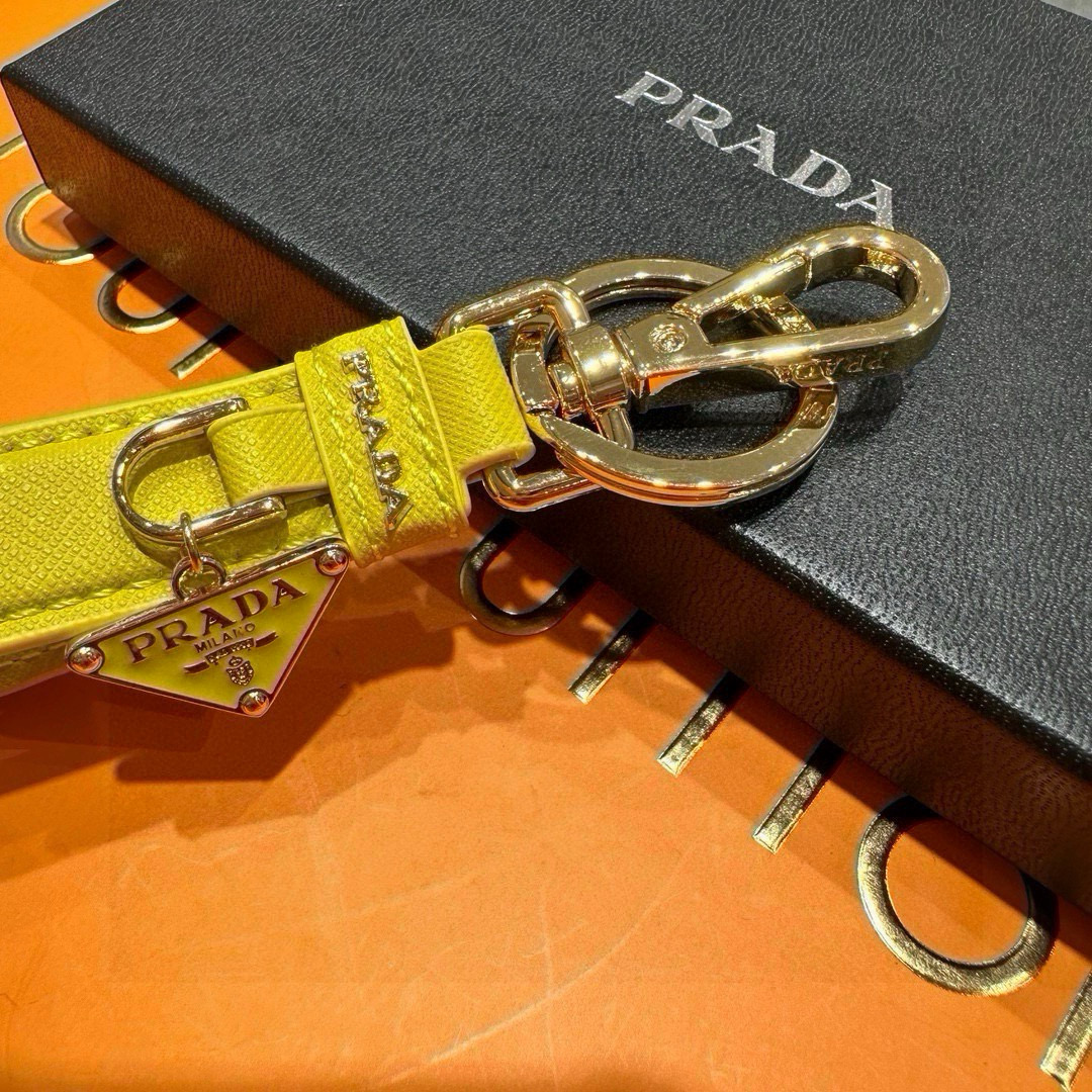 Prada 2024 Collection: Triangular Key Buttons with Polished Steel Fittings and Personality Charms - 图片 6