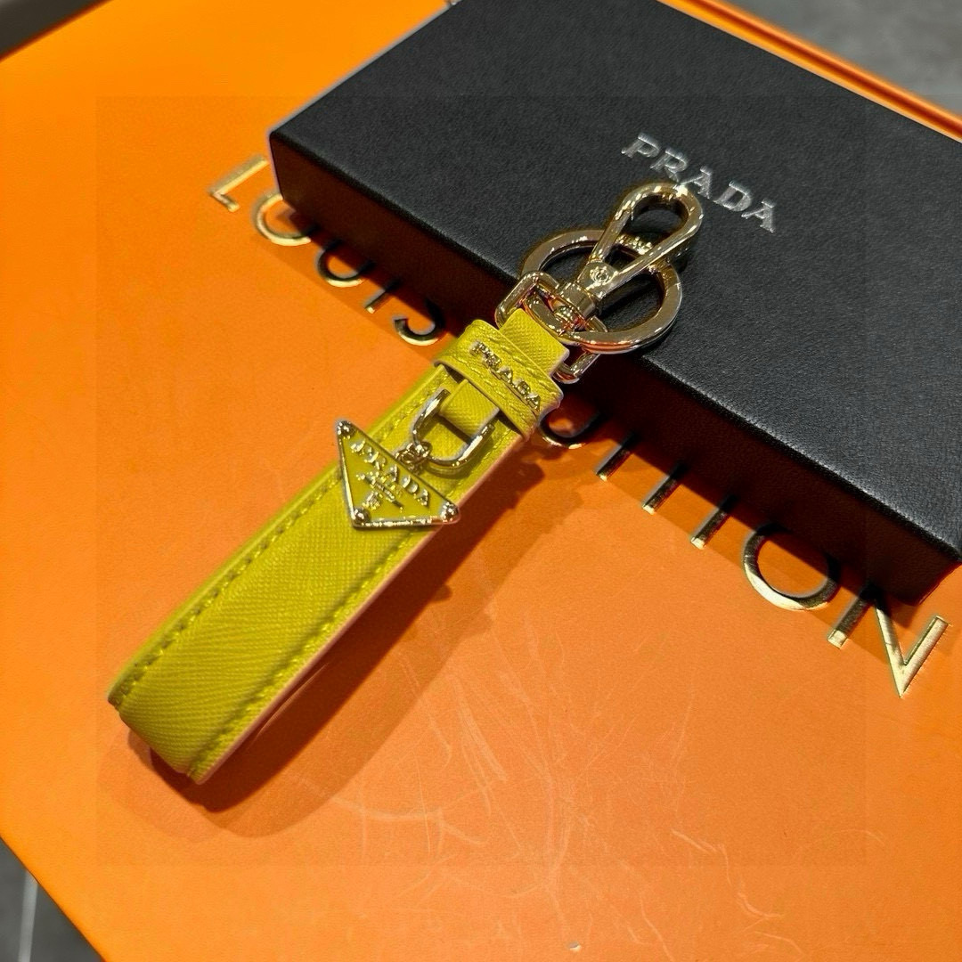 Prada 2024 Collection: Triangular Key Buttons with Polished Steel Fittings and Personality Charms - 图片 4