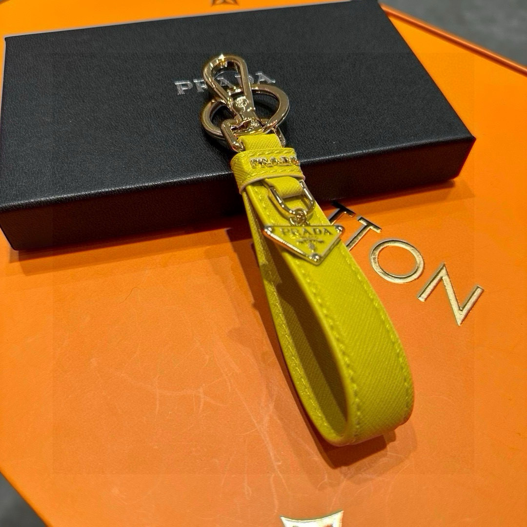 Prada 2024 Collection: Triangular Key Buttons with Polished Steel Fittings and Personality Charms - 图片 3