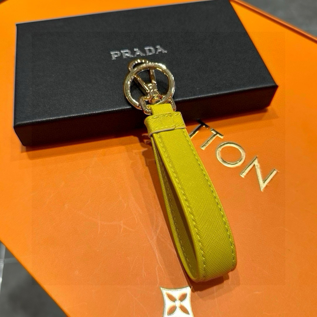 Prada 2024 Collection: Triangular Key Buttons with Polished Steel Fittings and Personality Charms - 图片 2