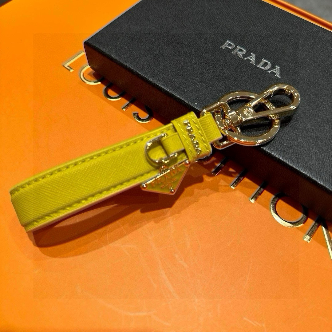 Prada 2024 Collection: Triangular Key Buttons with Polished Steel Fittings and Personality Charms - 图片 5